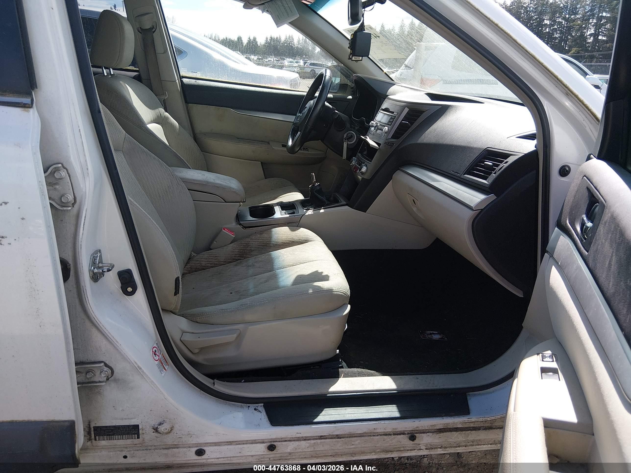 2010 Subaru Outback 2.5i Premium White vin: 4S4BRCCC6A1340623