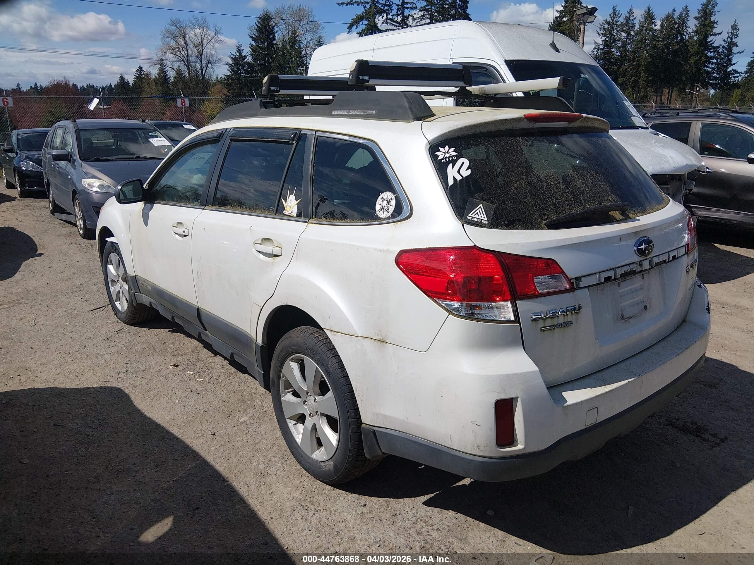 2010 Subaru Outback 2.5i Premium White vin: 4S4BRCCC6A1340623