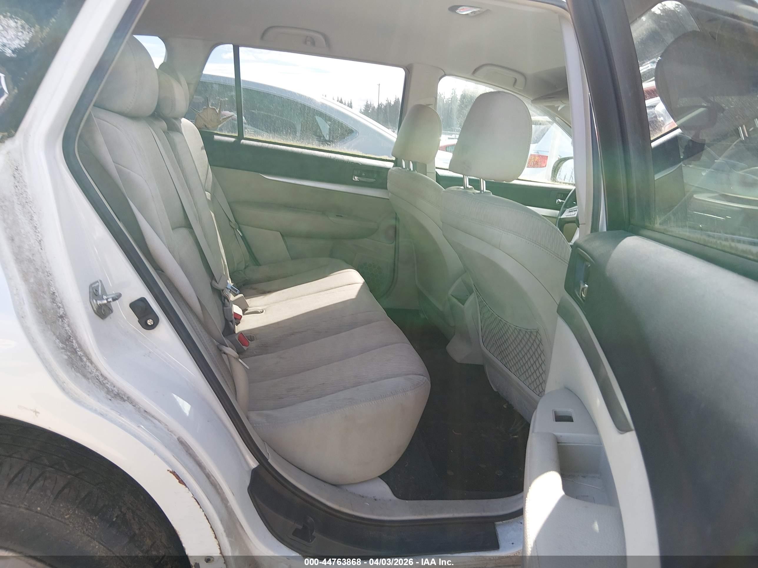 2010 Subaru Outback 2.5i Premium White vin: 4S4BRCCC6A1340623