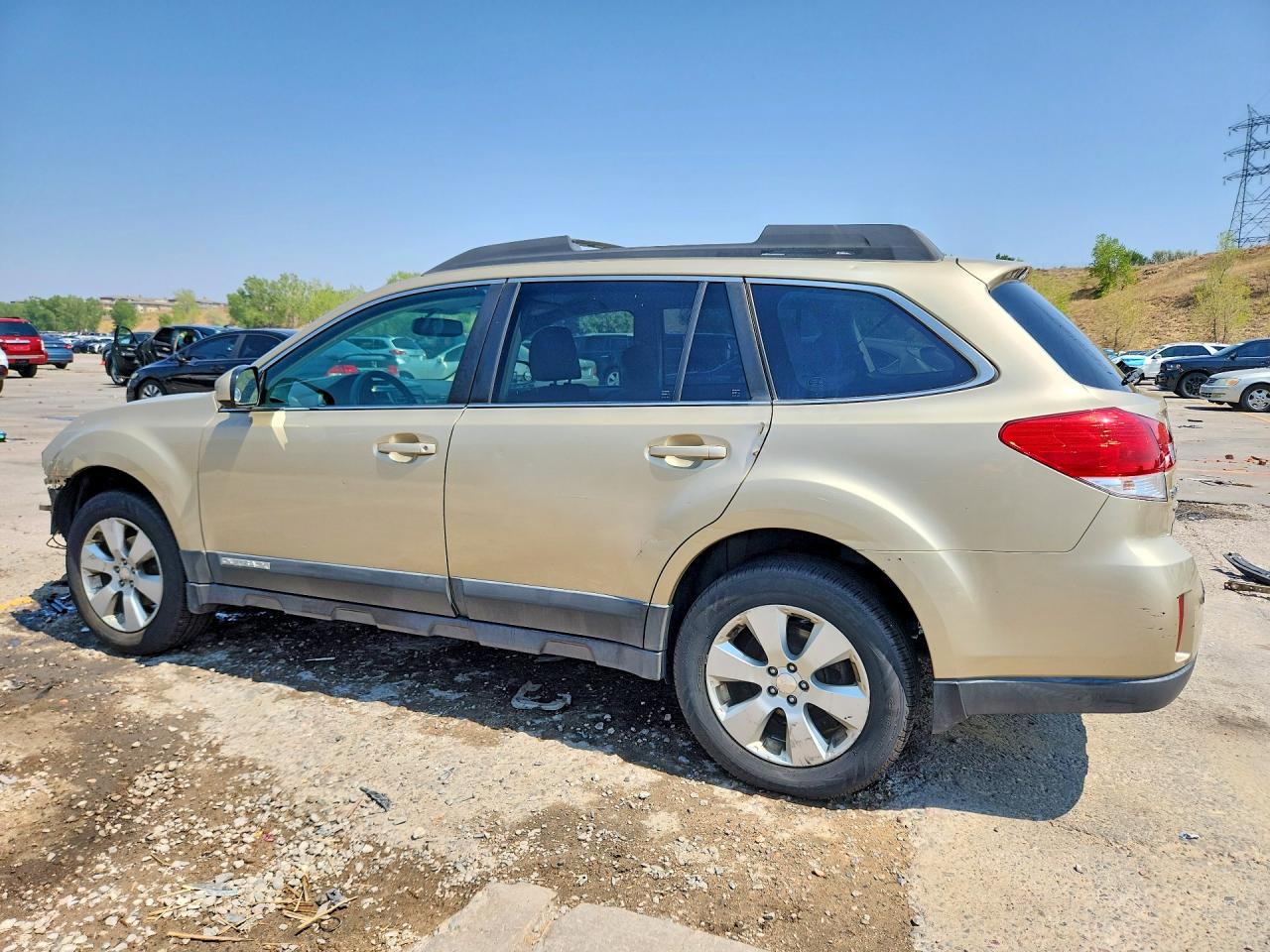 2010 Subaru Outback 2.5i Premium Gold vin: 4S4BRCCC6A3311160