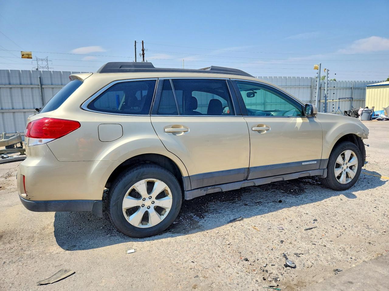 2010 Subaru Outback 2.5i Premium Gold vin: 4S4BRCCC6A3311160
