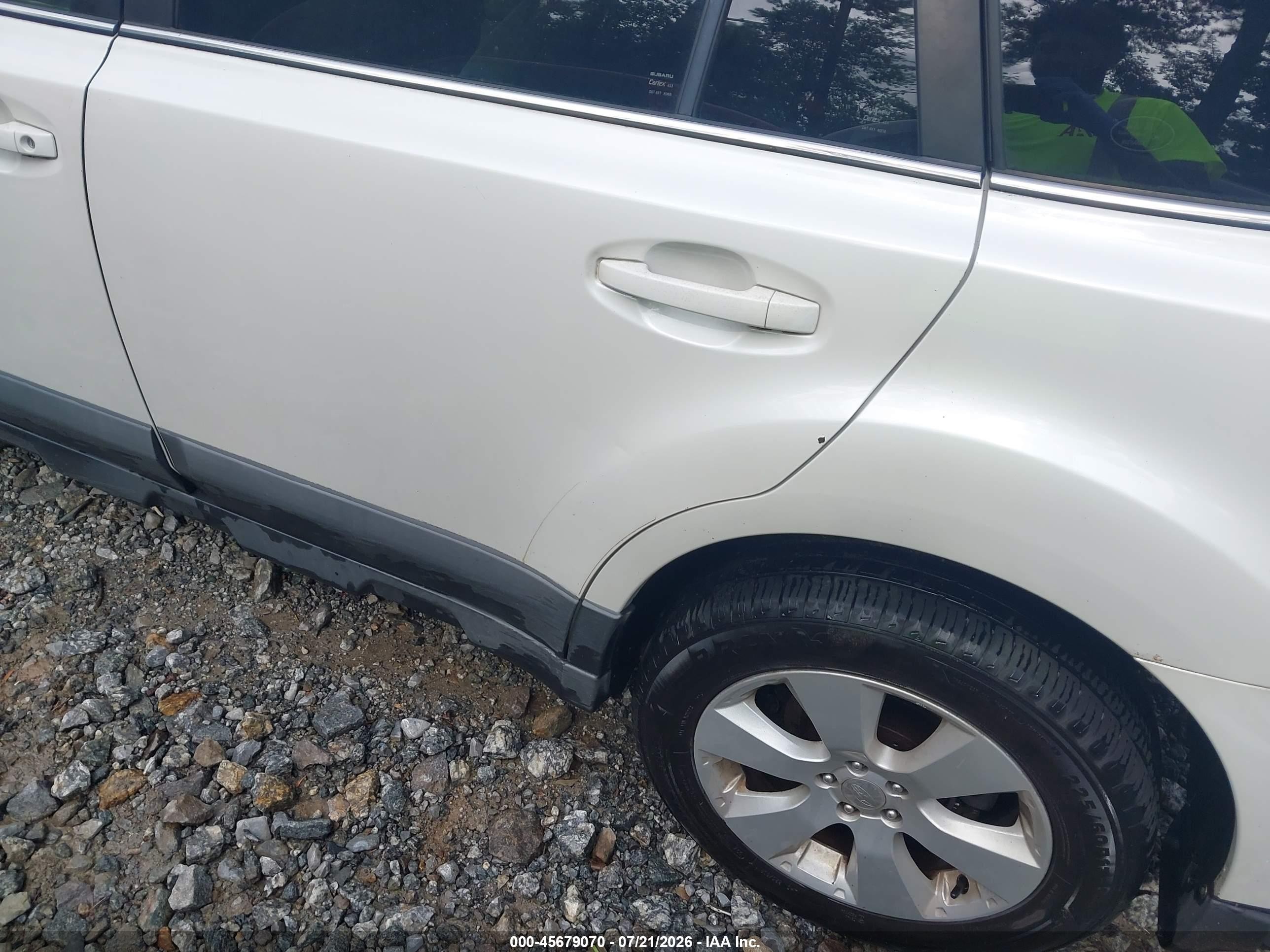 2010 Subaru Outback 2.5i Premium White vin: 4S4BRCCC6A3368863