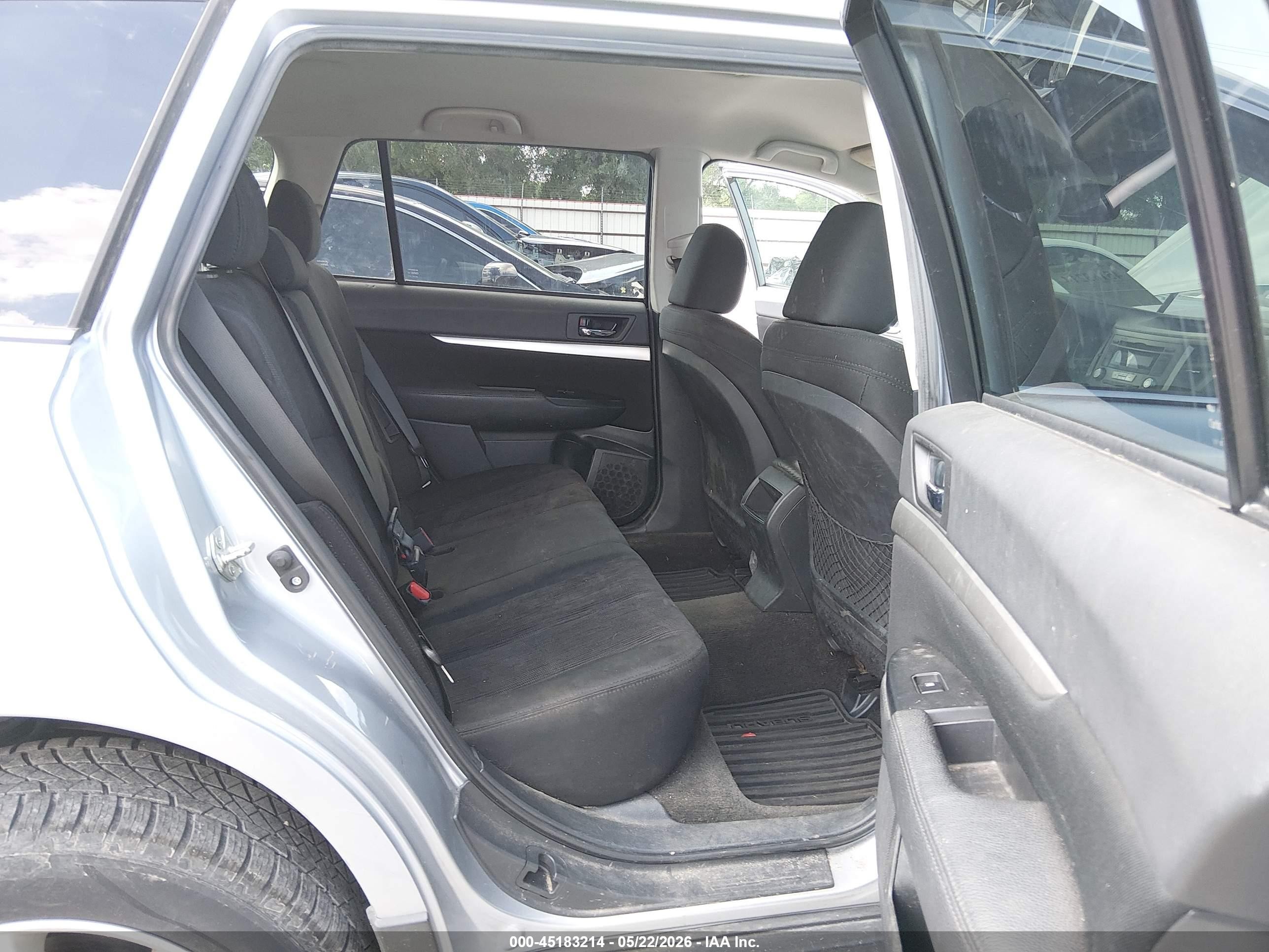 2013 Subaru Outback 2.5i Premium Silver vin: 4S4BRCCC6D3270436