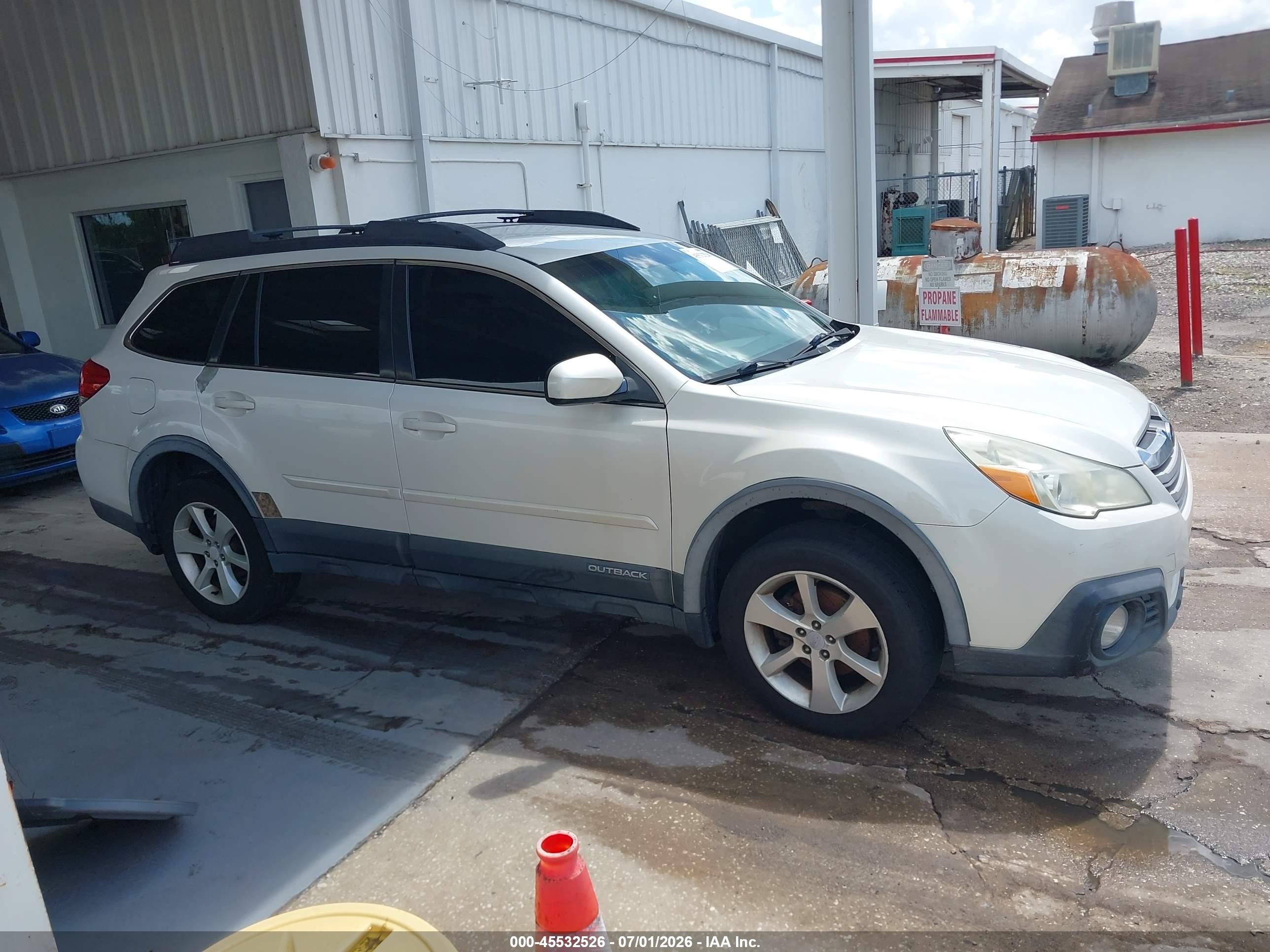 2014 Subaru Outback 2.5i Premium White vin: 4S4BRCCC6E3311410