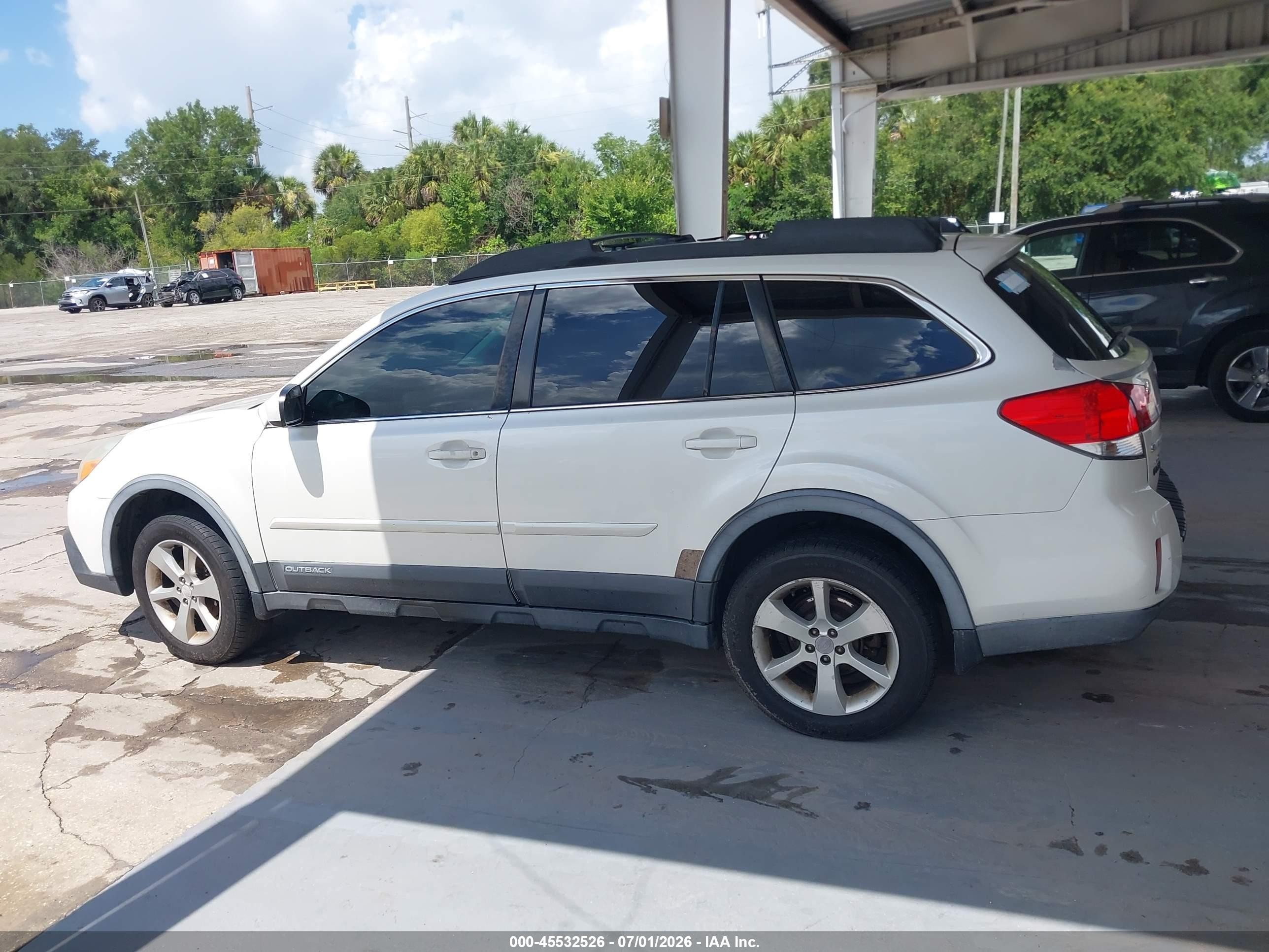 2014 Subaru Outback 2.5i Premium White vin: 4S4BRCCC6E3311410