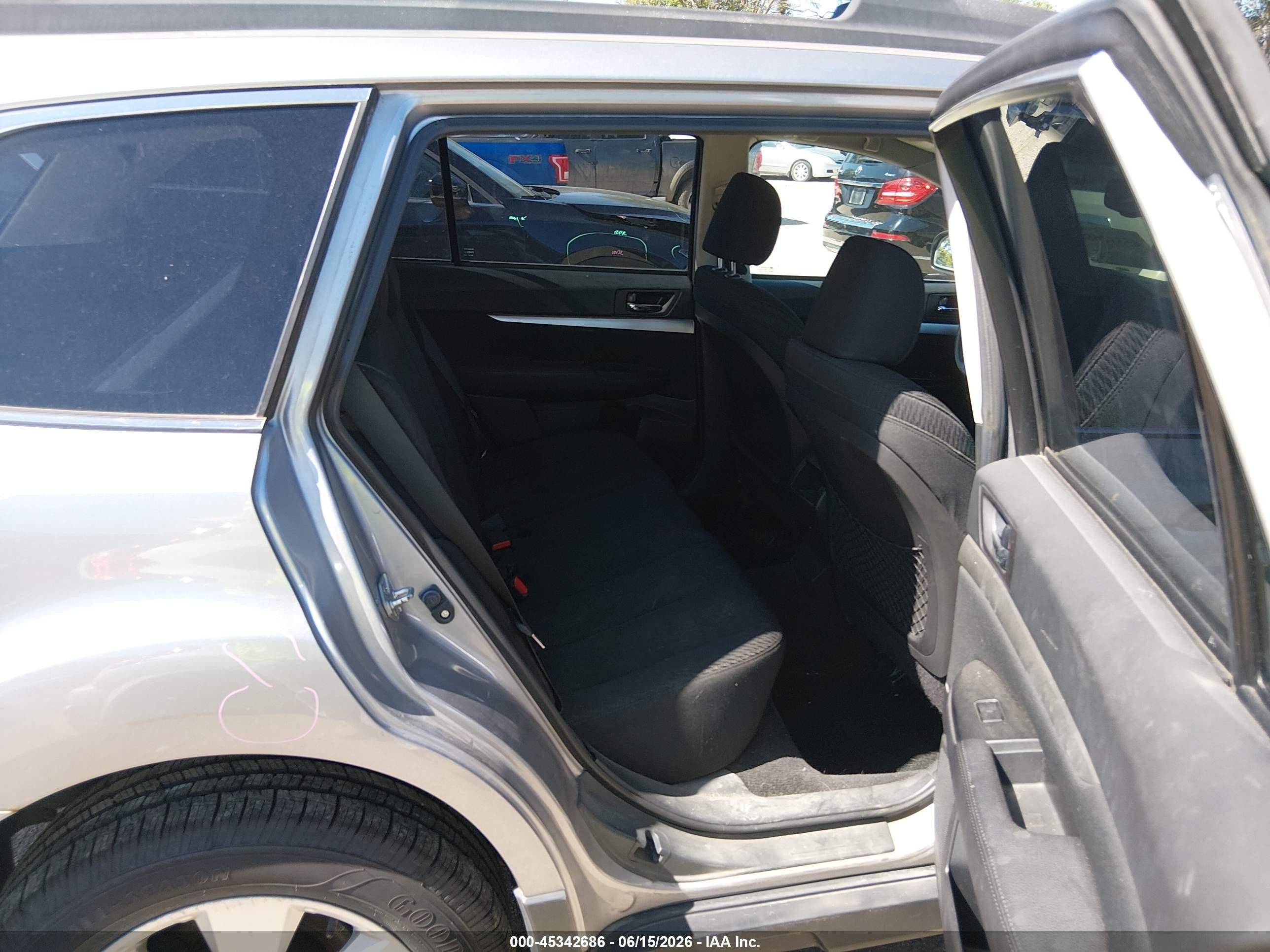 2011 Subaru Outback 2.5i Premium Silver vin: 4S4BRCCC7B3404321