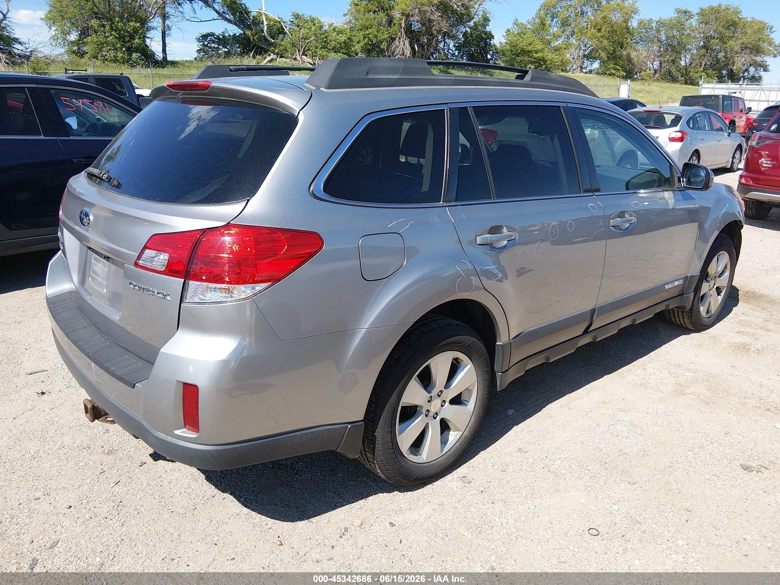 2011 Subaru Outback 2.5i Premium Silver vin: 4S4BRCCC7B3404321