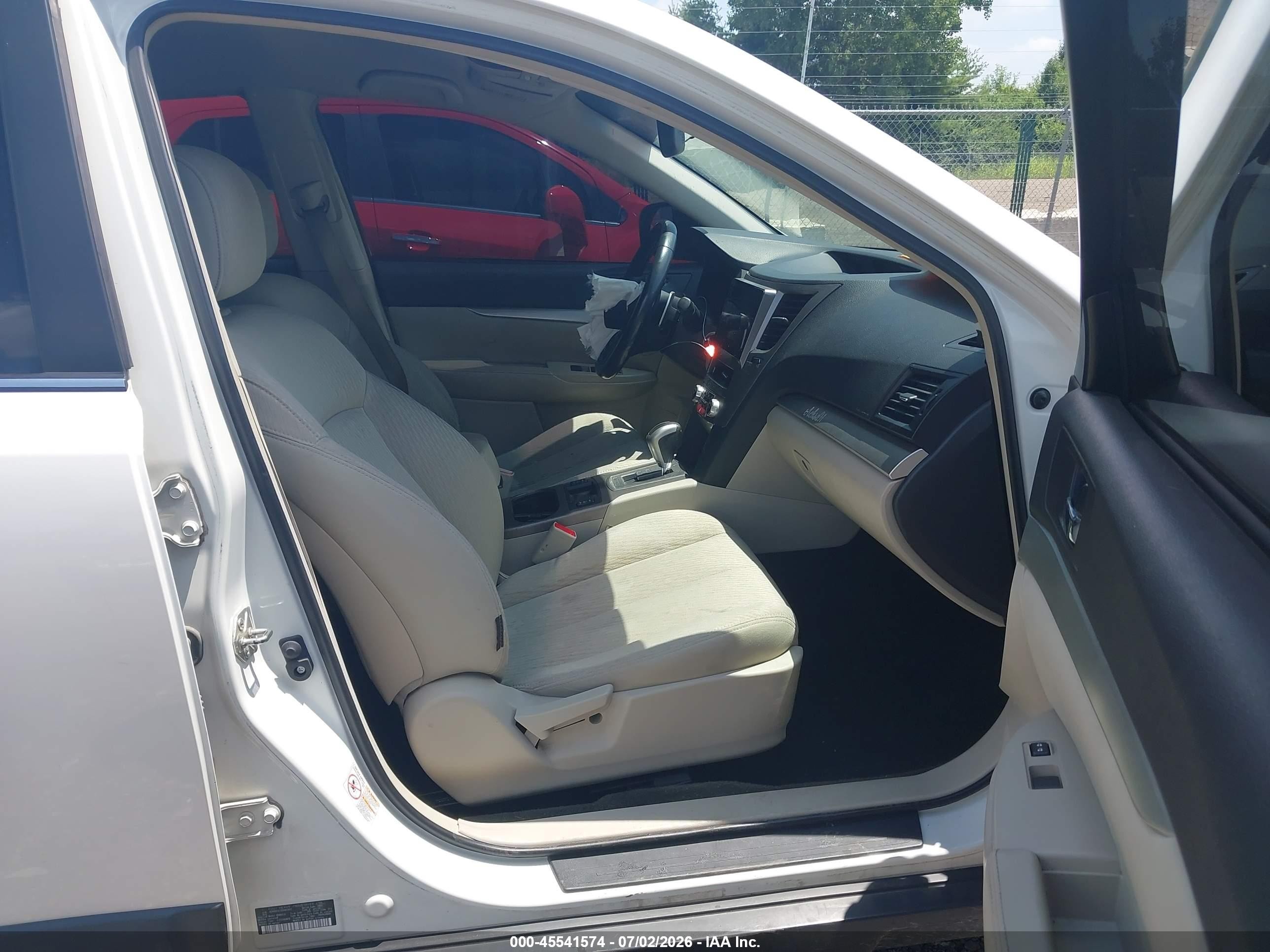 2011 Subaru Outback 2.5i Premium White vin: 4S4BRCCC7B3441031