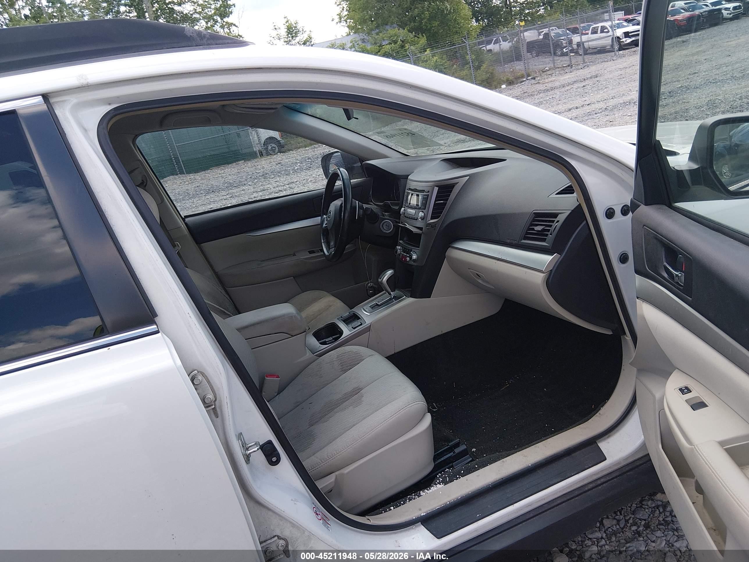 2012 Subaru Outback 2.5i Premium White vin: 4S4BRCCC7C3242904