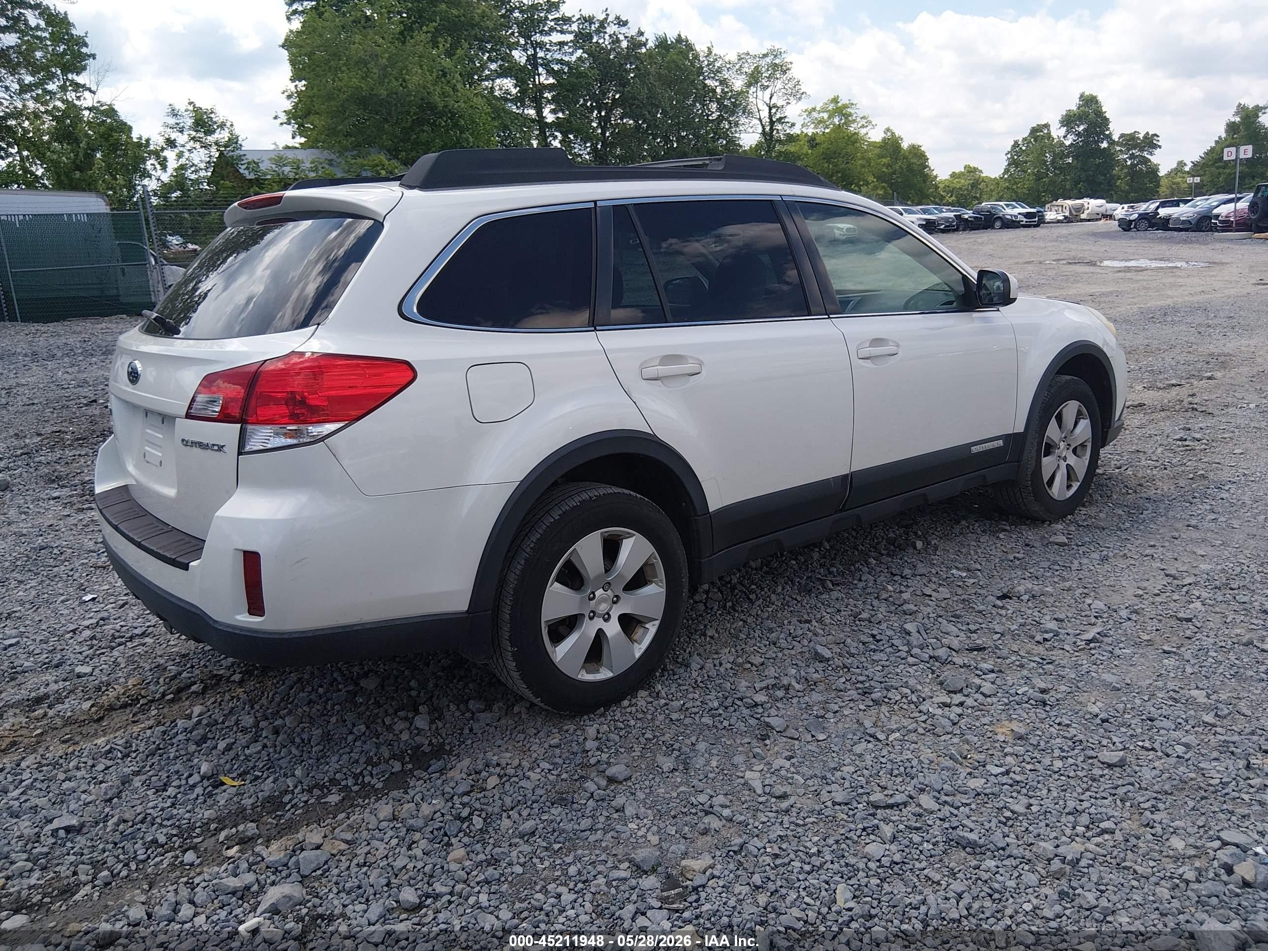 2012 Subaru Outback 2.5i Premium White vin: 4S4BRCCC7C3242904