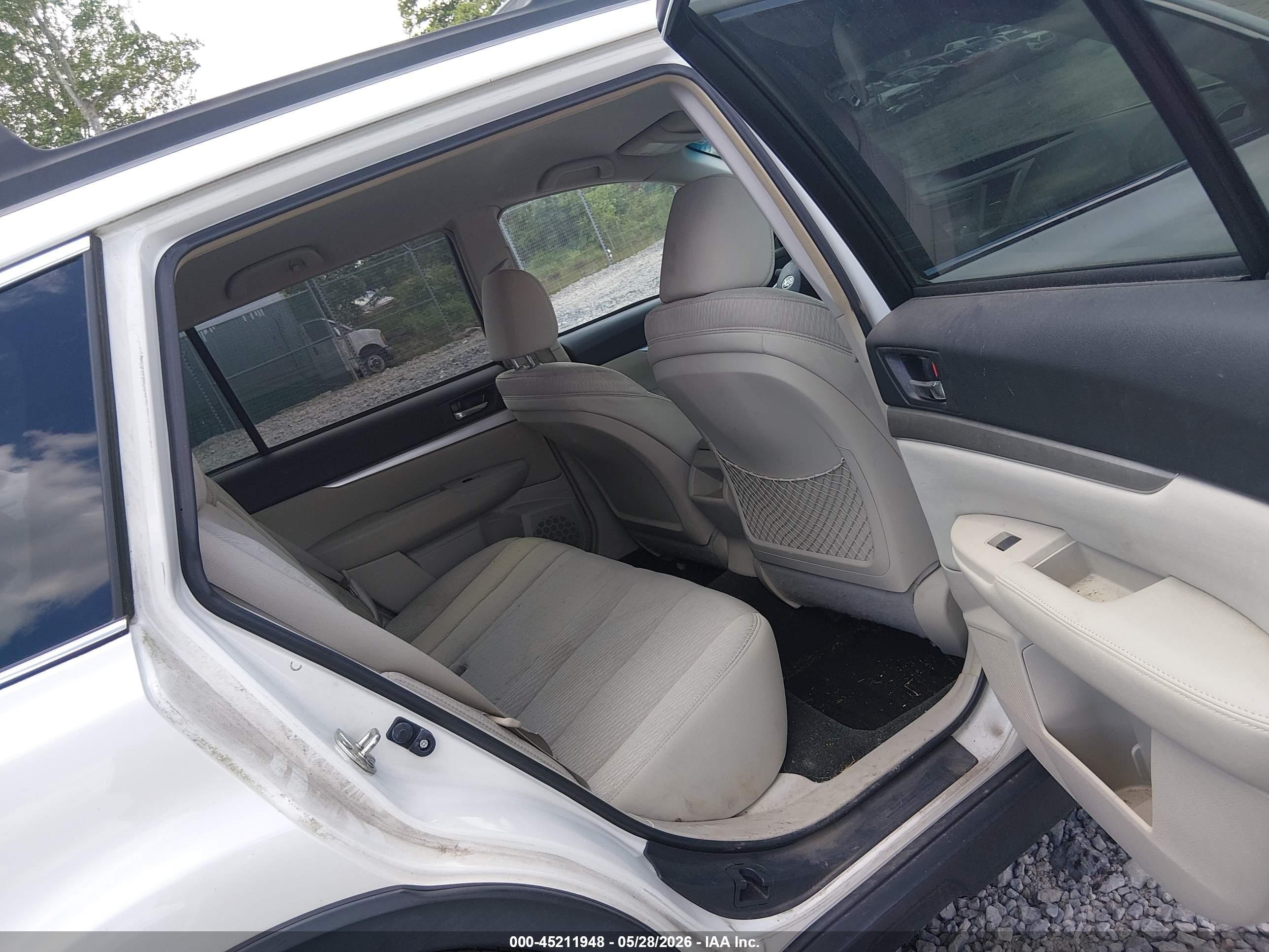 2012 Subaru Outback 2.5i Premium White vin: 4S4BRCCC7C3242904