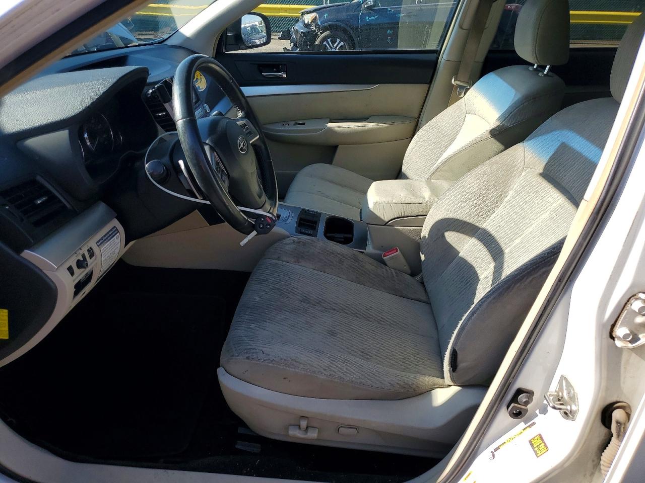 2012 Subaru Outback 2.5i Premium White vin: 4S4BRCCC7C3301188