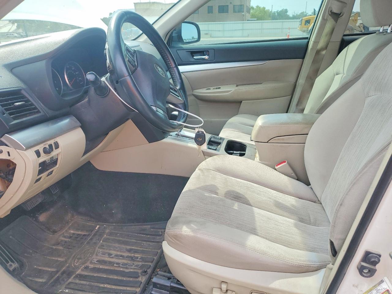 2014 Subaru Outback 2.5i Premium White vin: 4S4BRCCC7E3246308