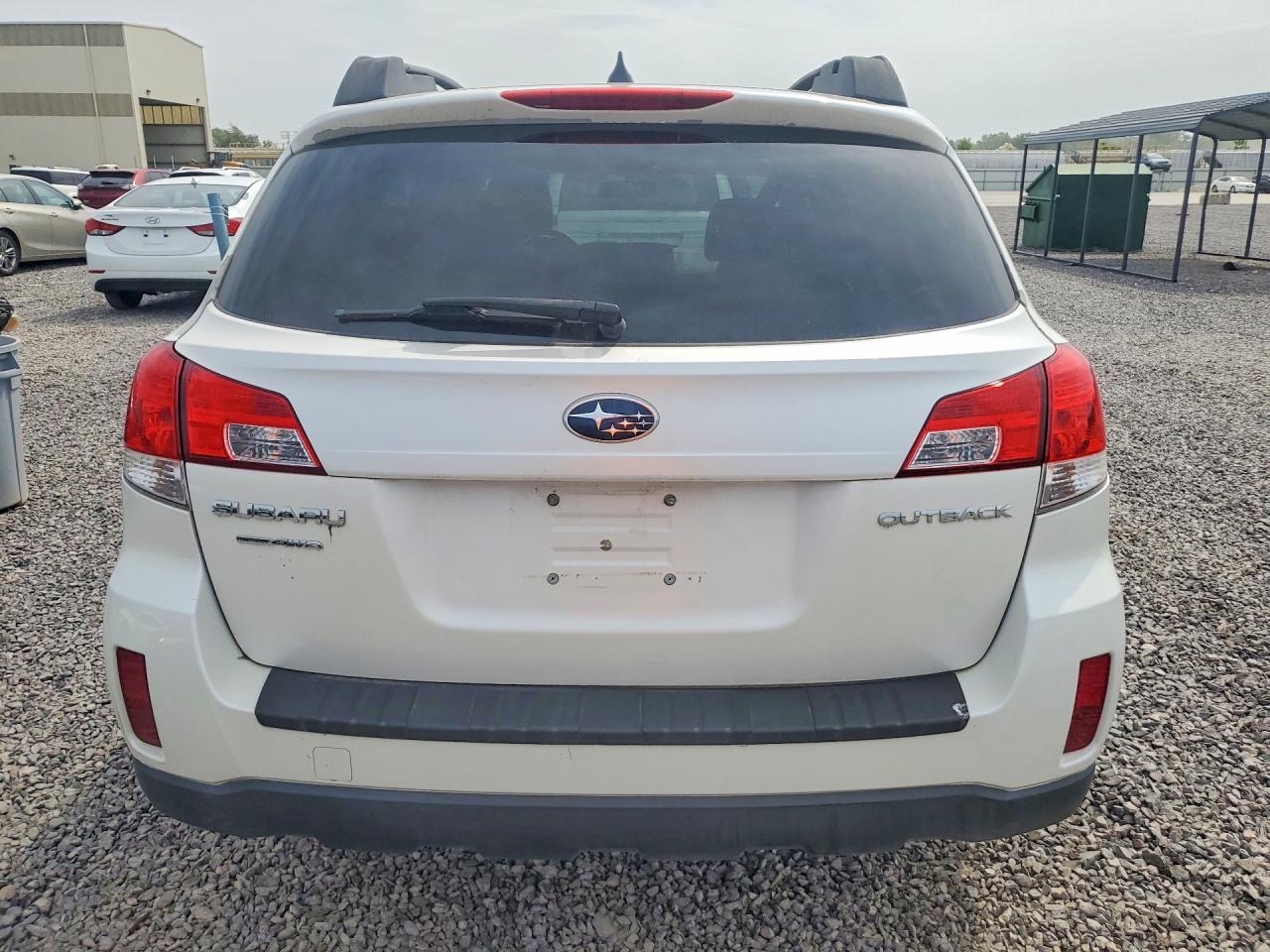 2014 Subaru Outback 2.5i Premium White vin: 4S4BRCCC7E3246308