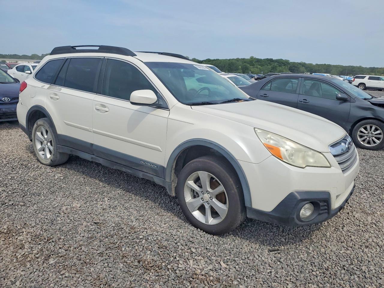 2014 Subaru Outback 2.5i Premium White vin: 4S4BRCCC7E3246308
