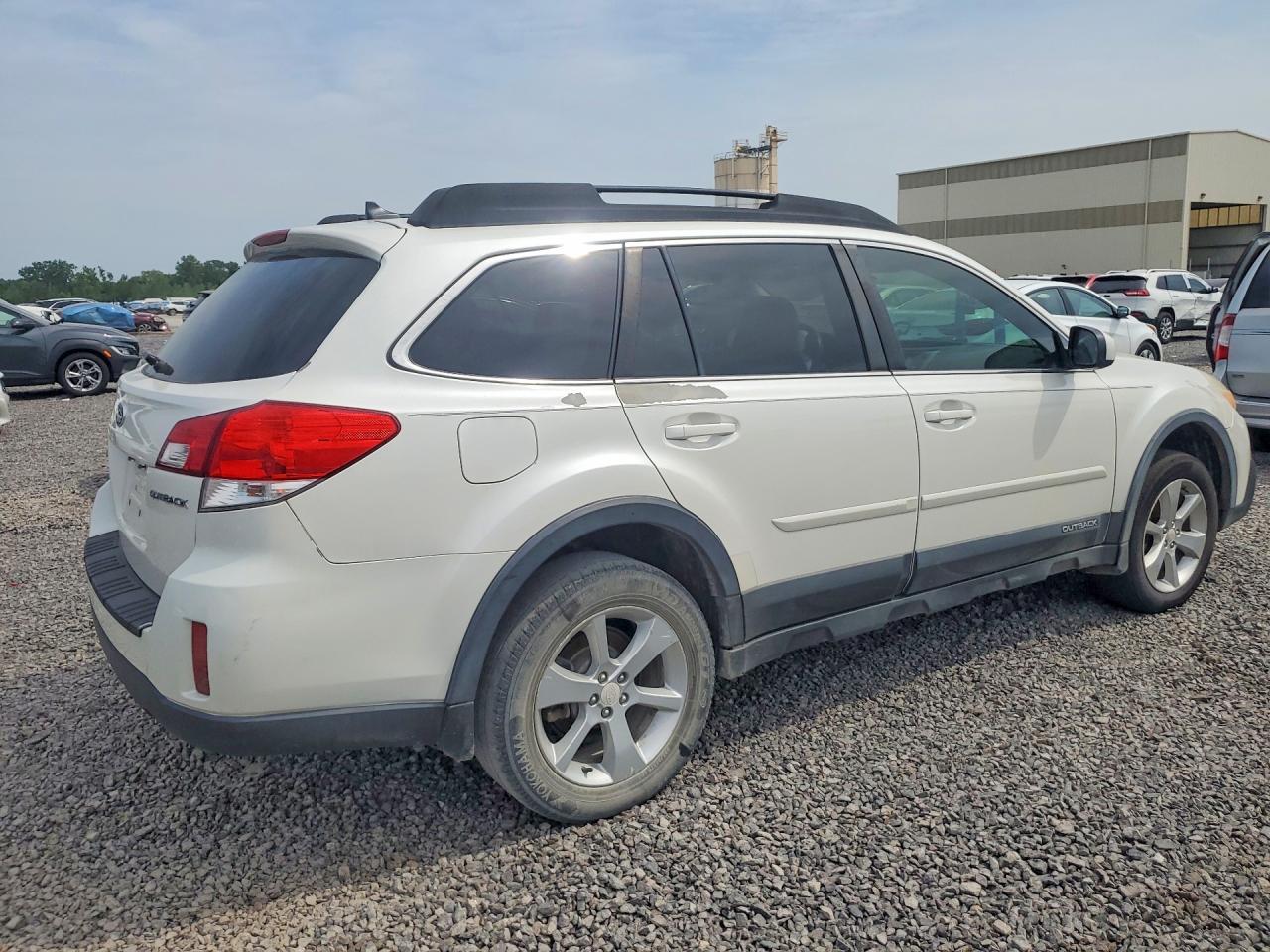2014 Subaru Outback 2.5i Premium White vin: 4S4BRCCC7E3246308