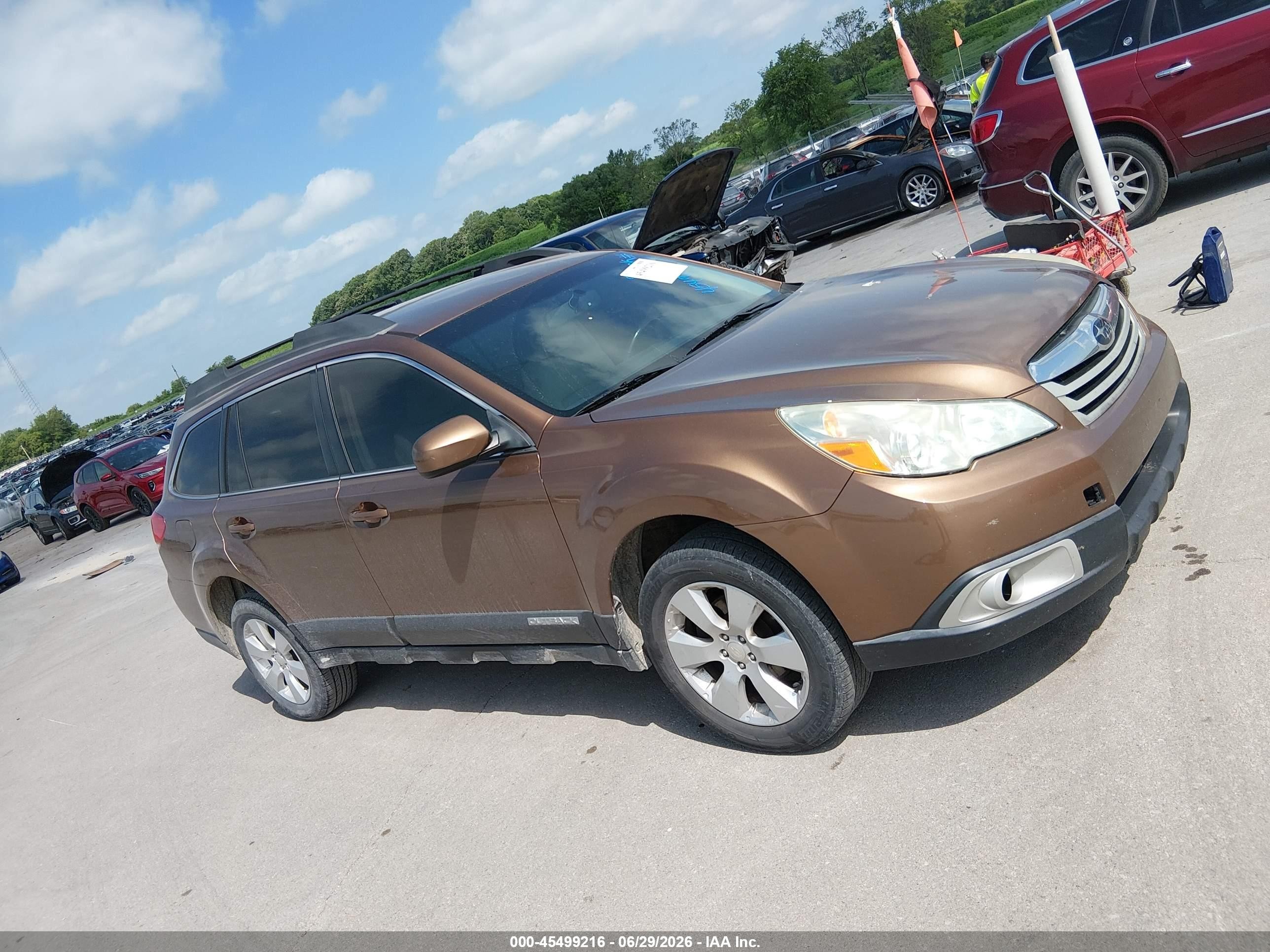 2011 Subaru Outback 2.5i Premium Burgundy vin: 4S4BRCCC8B3351323