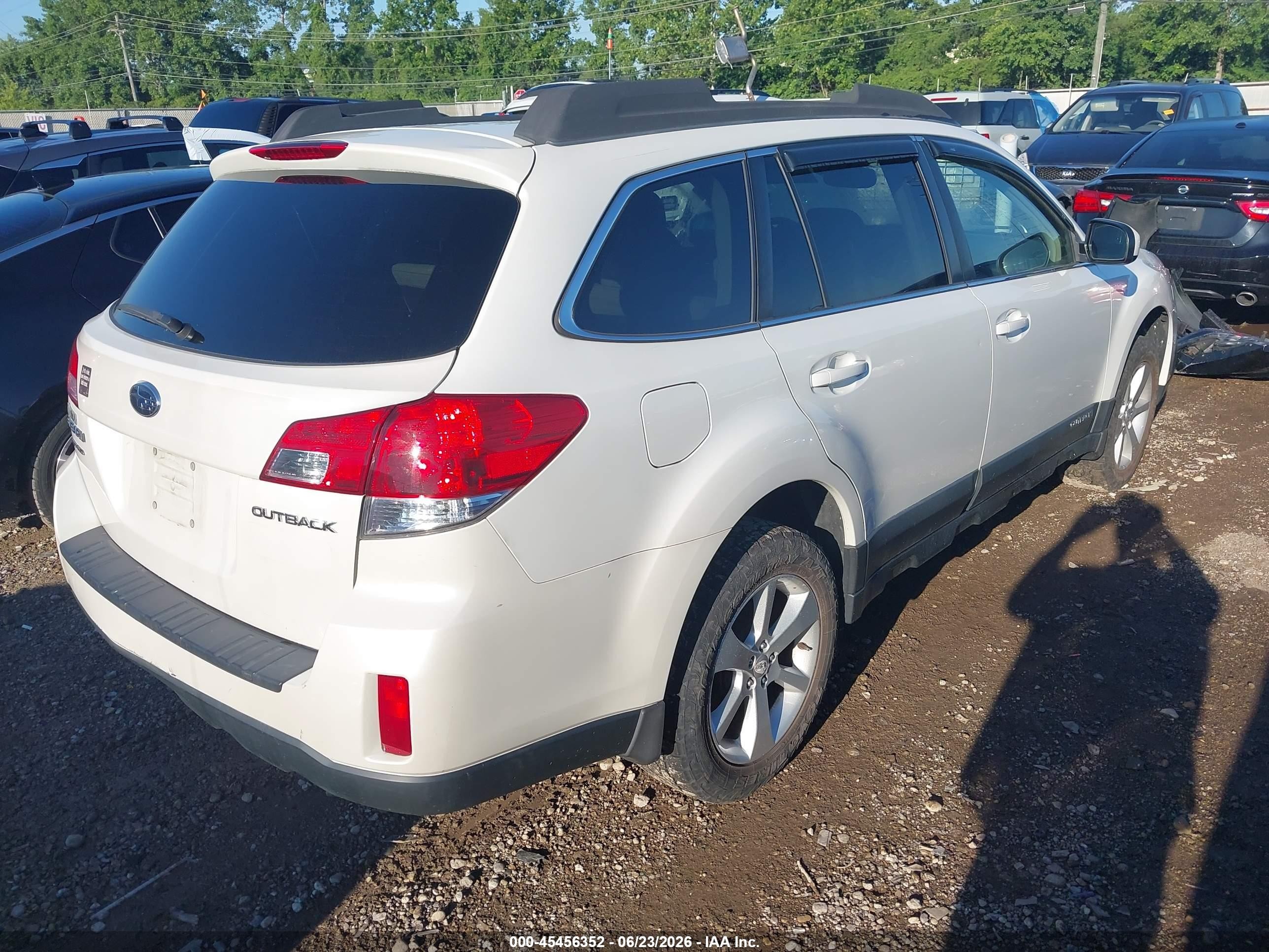 2013 Subaru Outback 2.5i Premium White vin: 4S4BRCCC8D3206821