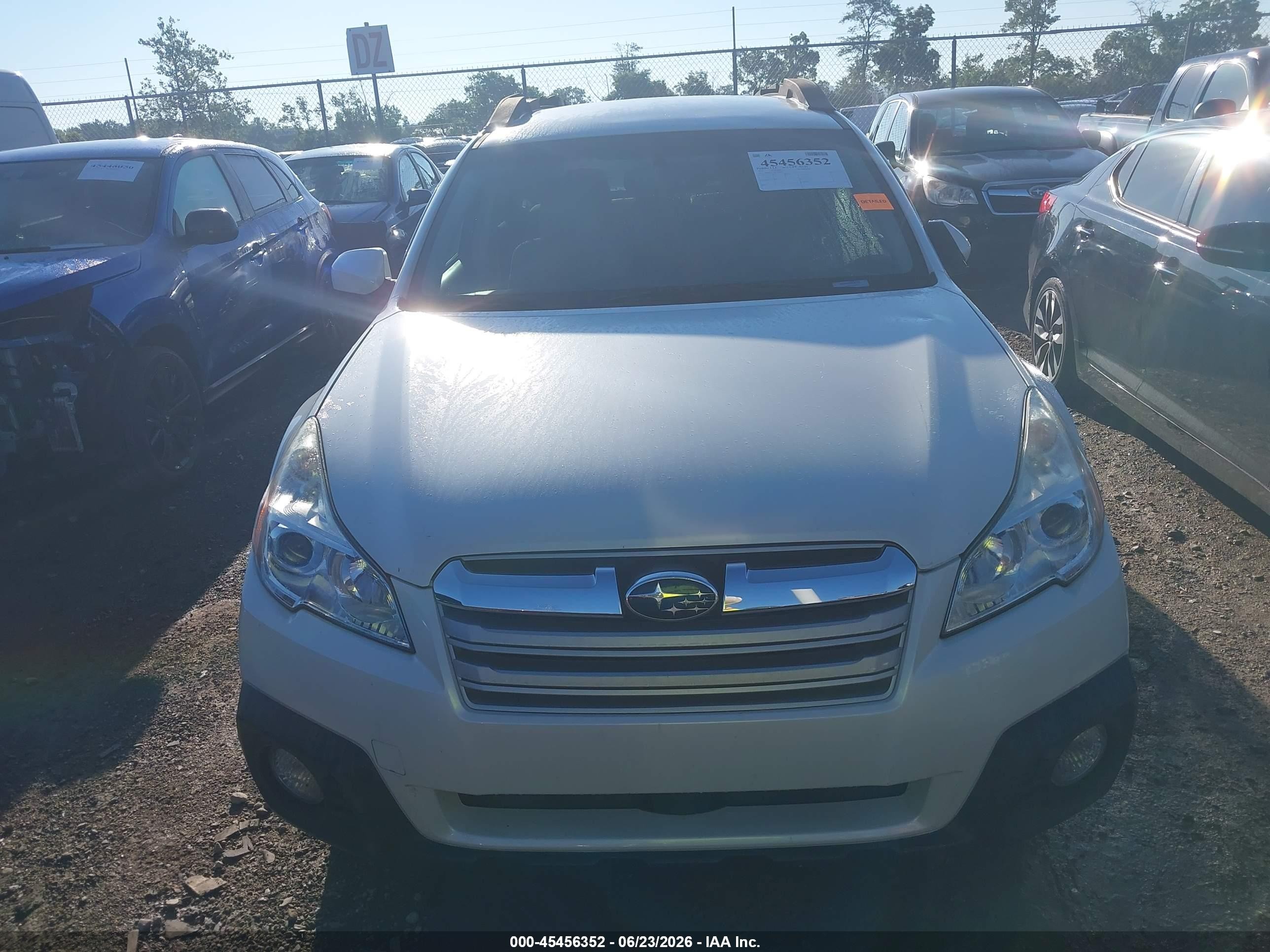 2013 Subaru Outback 2.5i Premium White vin: 4S4BRCCC8D3206821