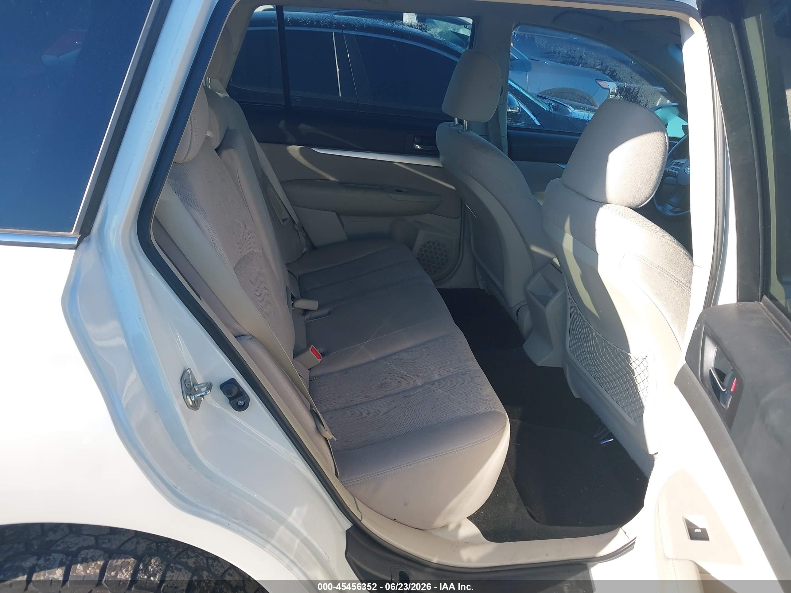 2013 Subaru Outback 2.5i Premium White vin: 4S4BRCCC8D3206821