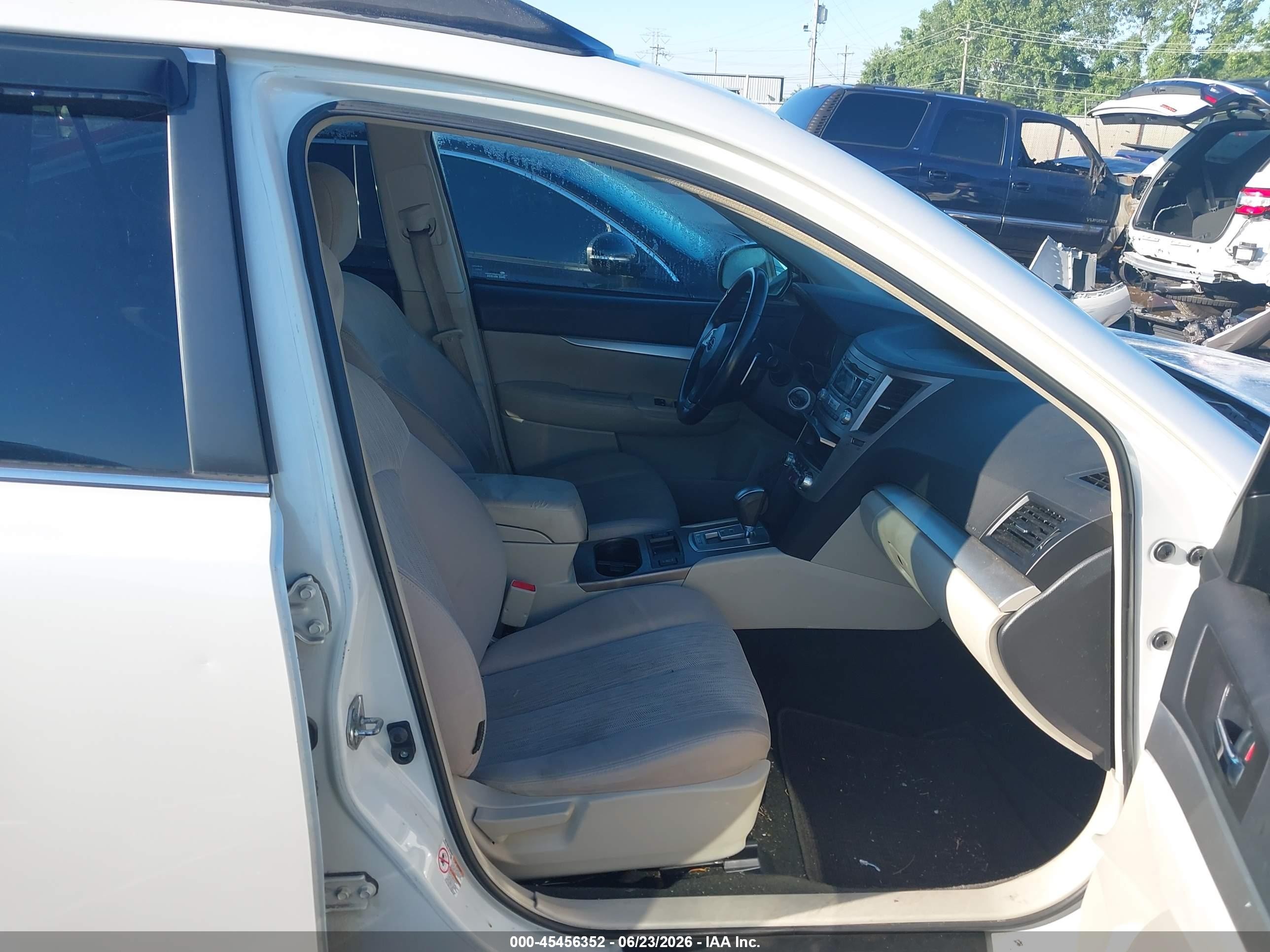 2013 Subaru Outback 2.5i Premium White vin: 4S4BRCCC8D3206821