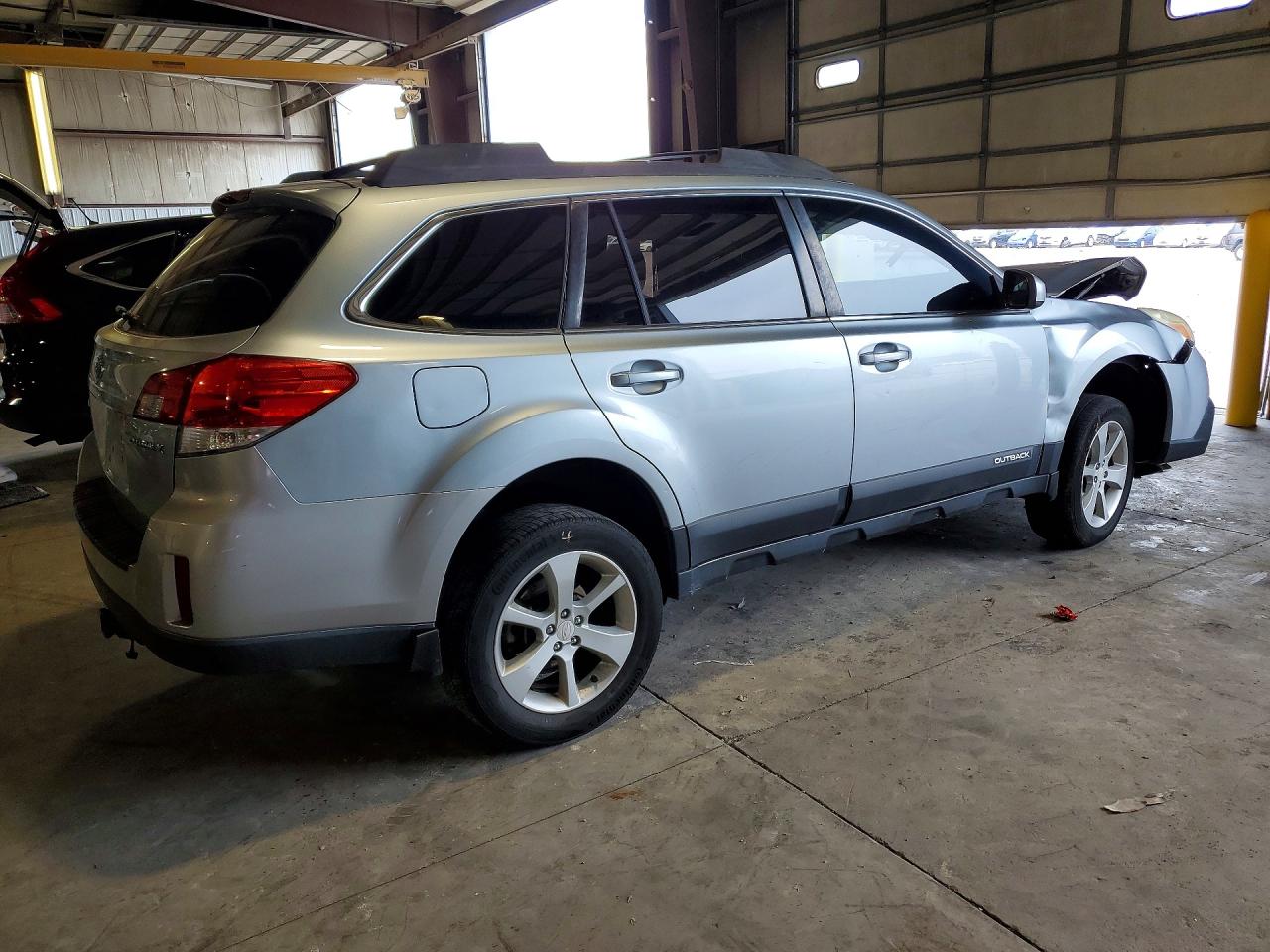 2013 Subaru Outback 2.5i Premium Silver vin: 4S4BRCCC8D3295368