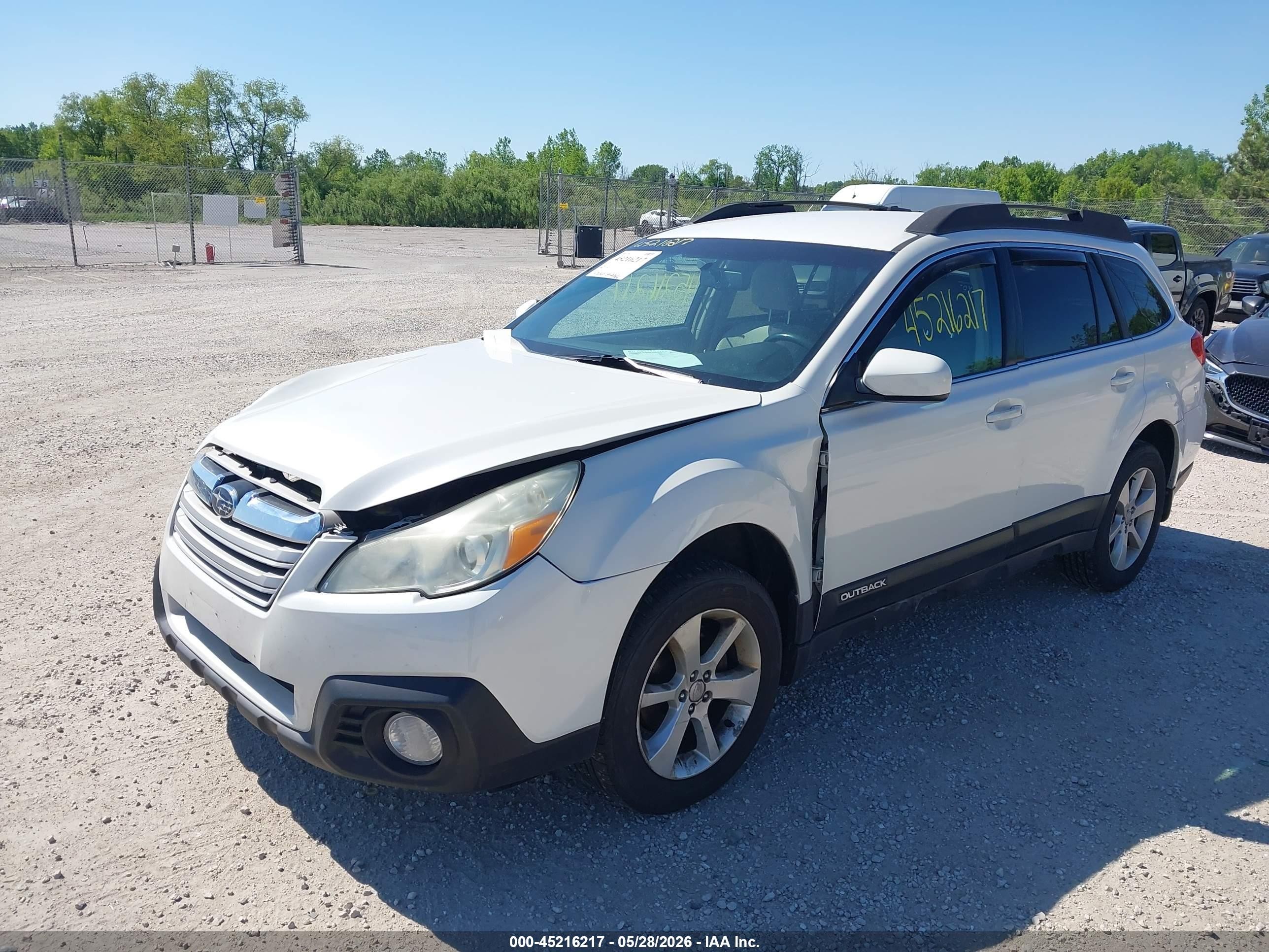 2014 Subaru Outback 2.5i Premium White vin: 4S4BRCCC8E3243000