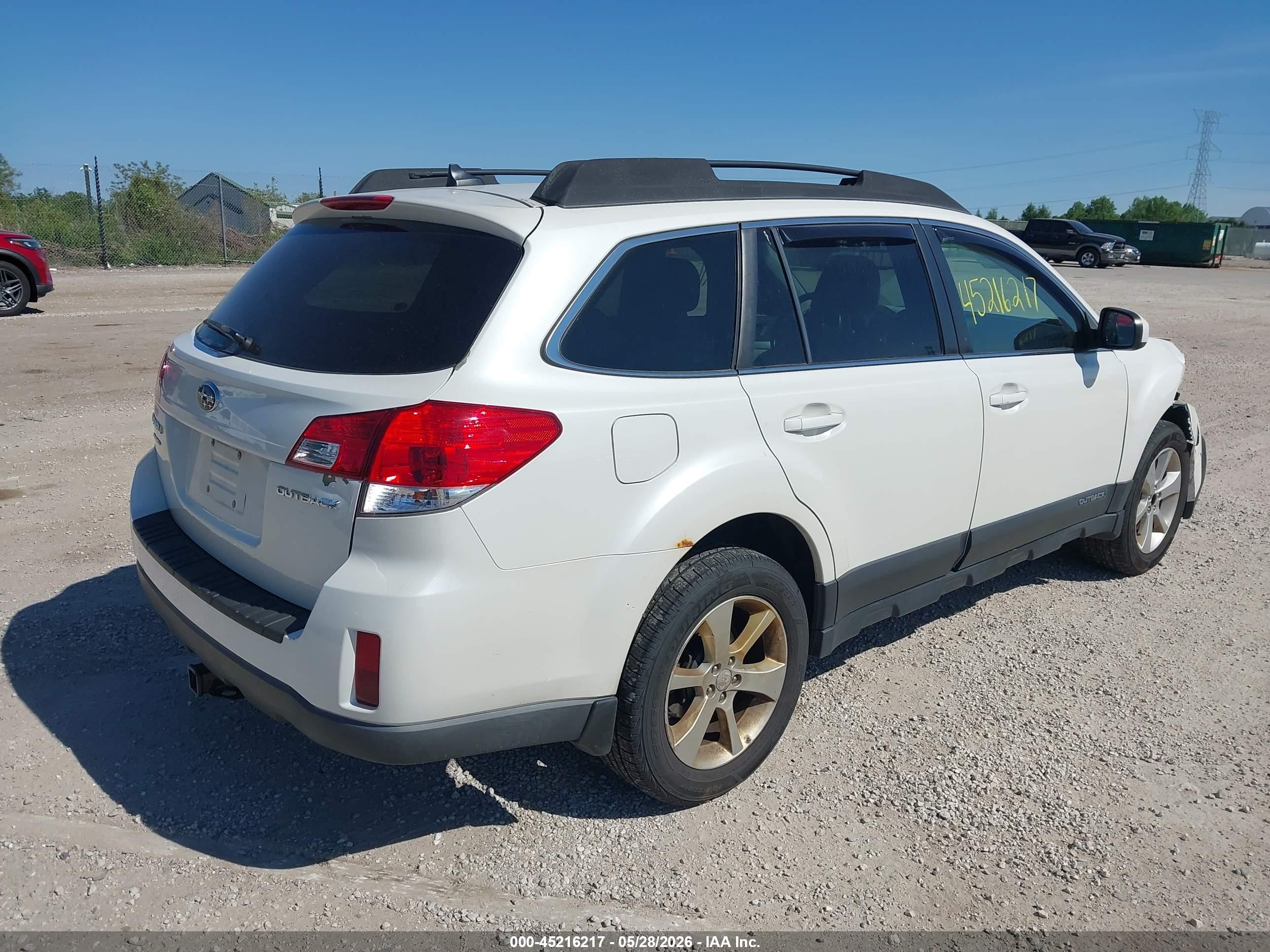 2014 Subaru Outback 2.5i Premium White vin: 4S4BRCCC8E3243000