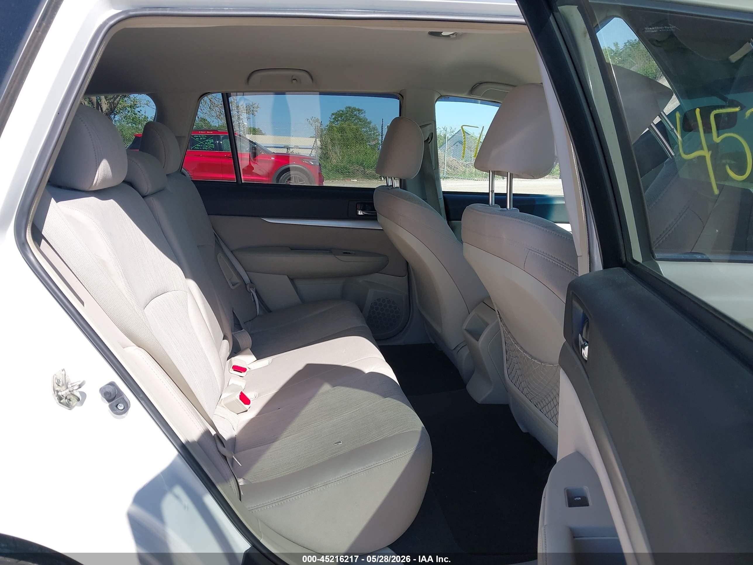 2014 Subaru Outback 2.5i Premium White vin: 4S4BRCCC8E3243000