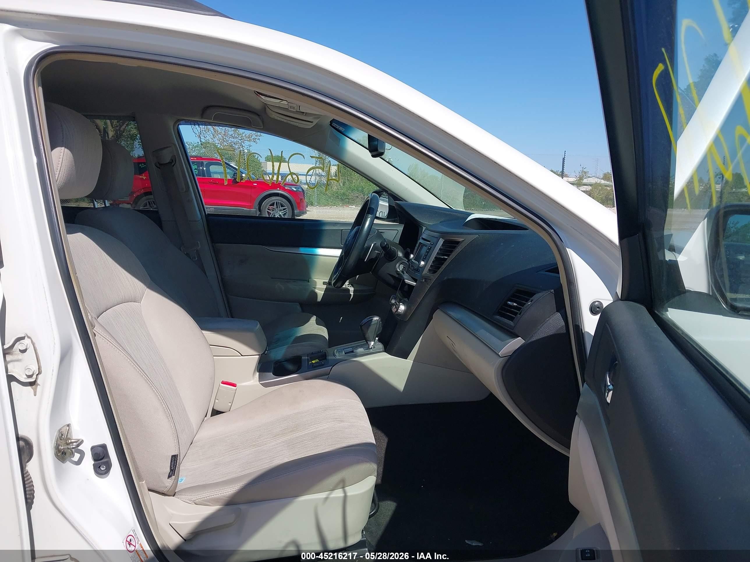 2014 Subaru Outback 2.5i Premium White vin: 4S4BRCCC8E3243000