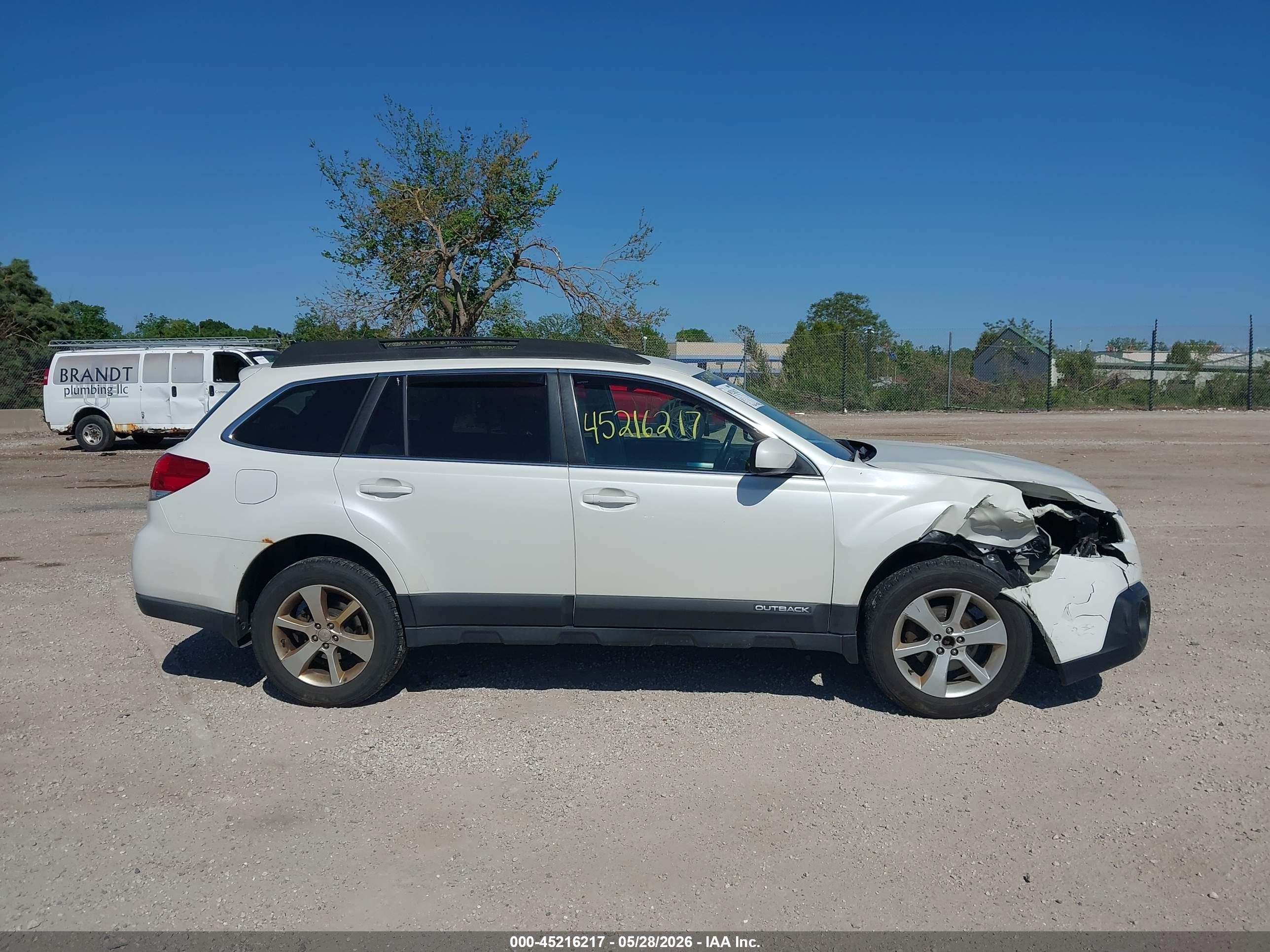 2014 Subaru Outback 2.5i Premium White vin: 4S4BRCCC8E3243000