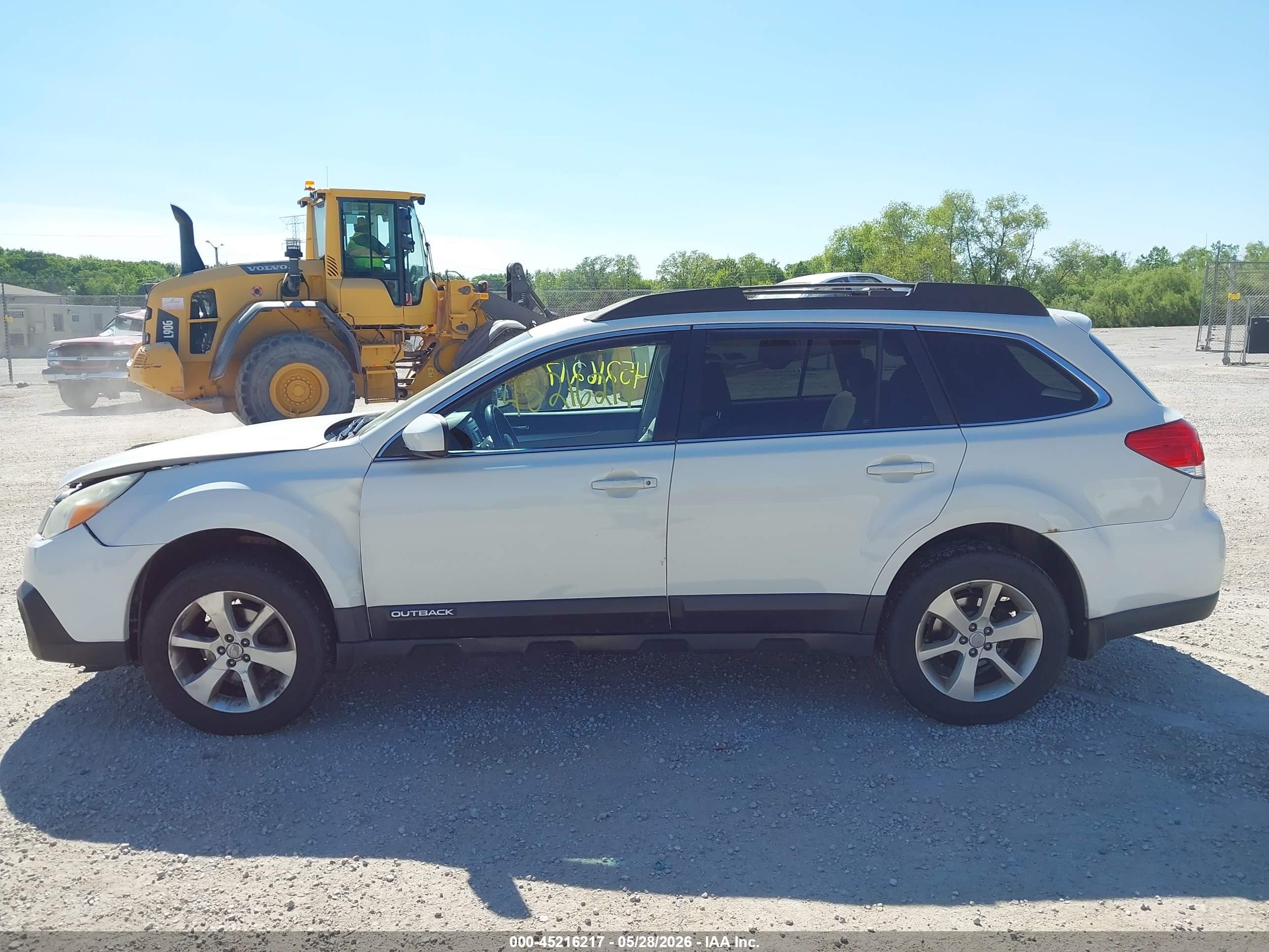 2014 Subaru Outback 2.5i Premium White vin: 4S4BRCCC8E3243000