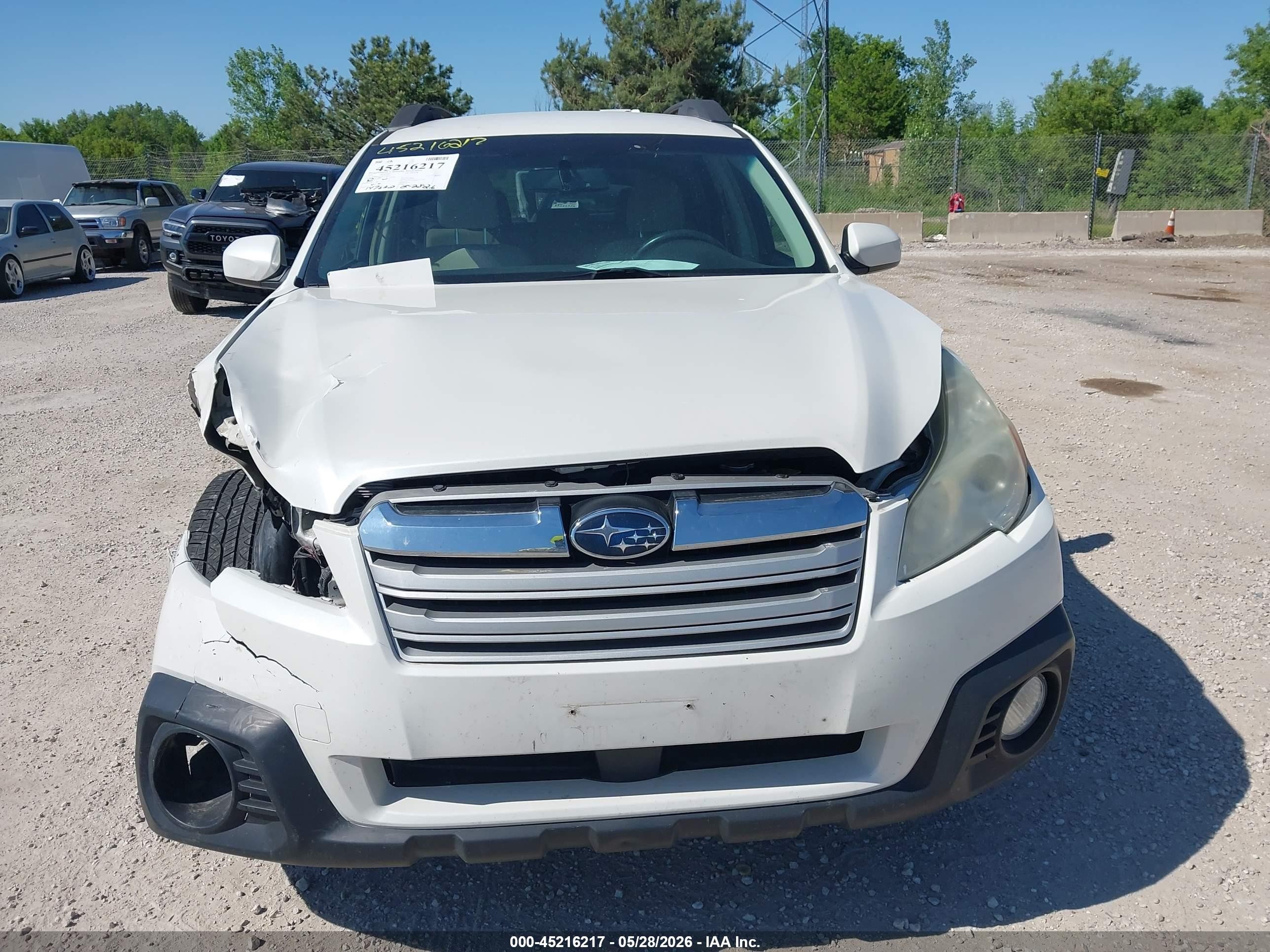 2014 Subaru Outback 2.5i Premium White vin: 4S4BRCCC8E3243000