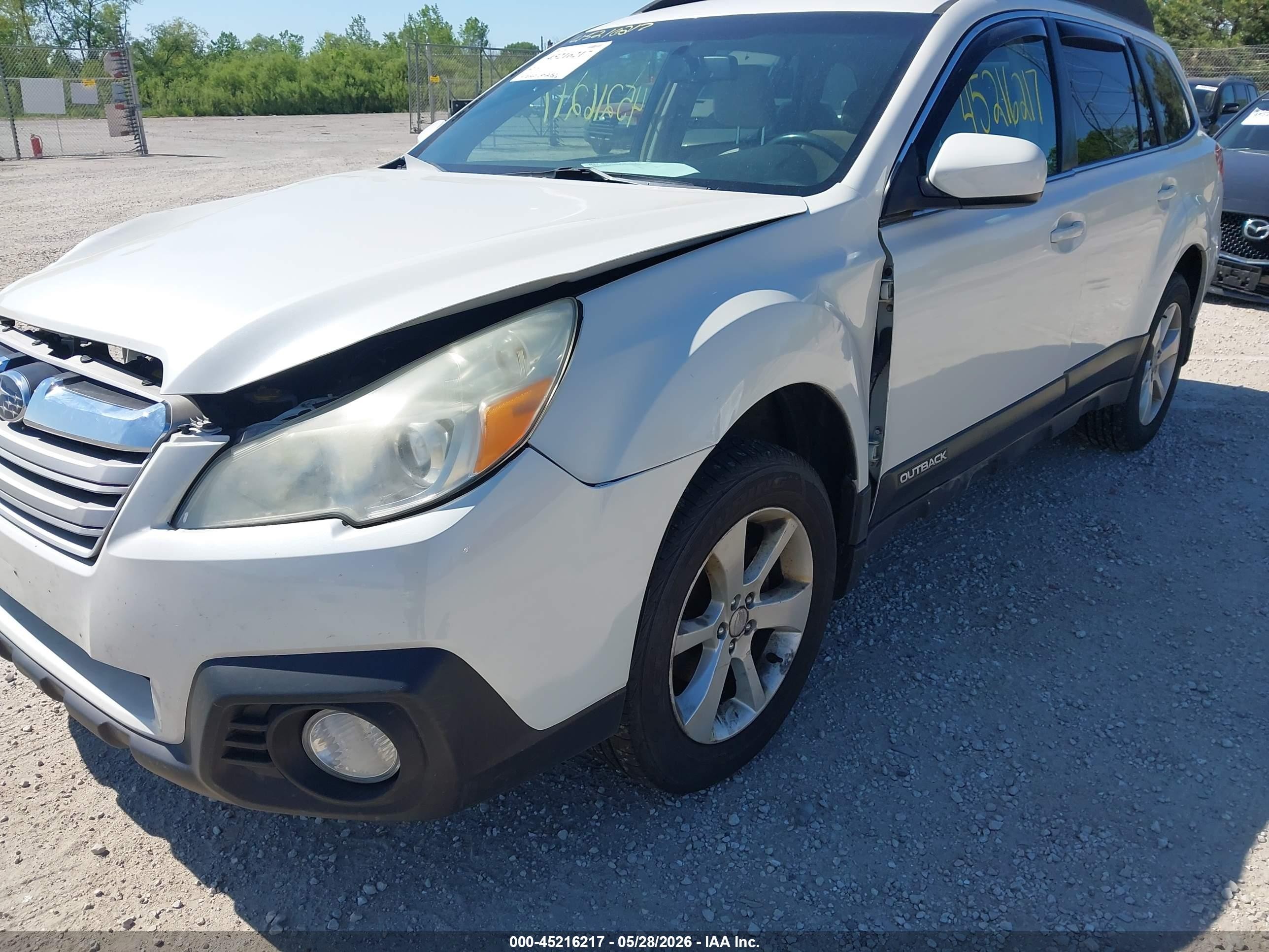 2014 Subaru Outback 2.5i Premium White vin: 4S4BRCCC8E3243000