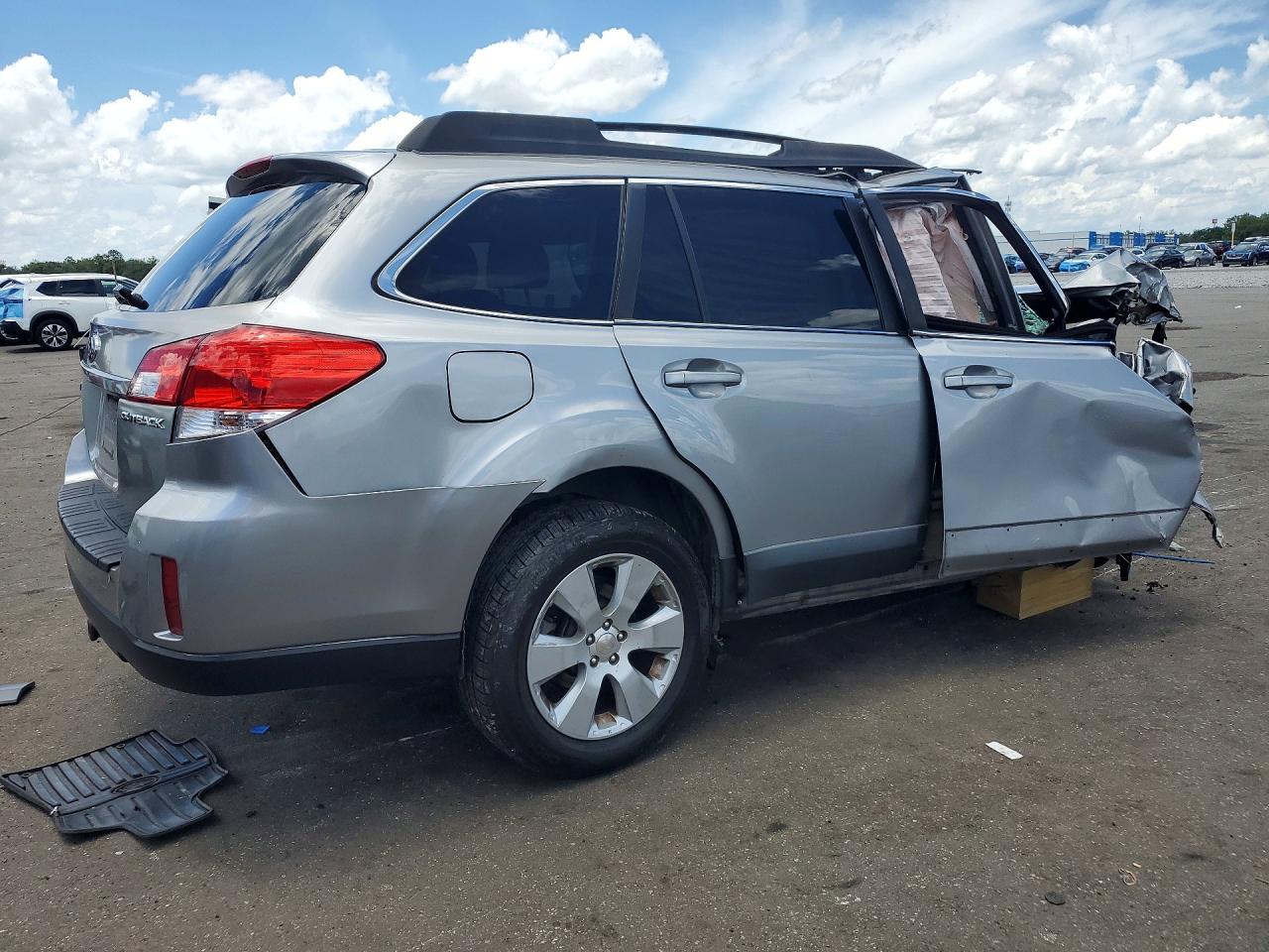 2011 Subaru Outback 2.5i Premium Silver vin: 4S4BRCCC9B3374013