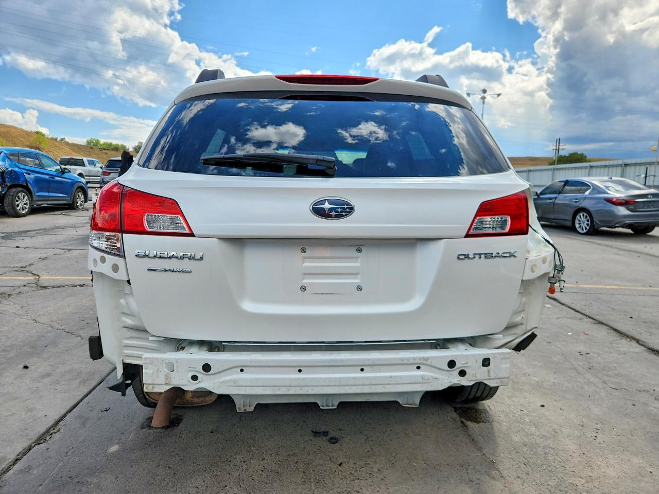 2012 Subaru Outback 2.5i Premium White vin: 4S4BRCCC9C3276245