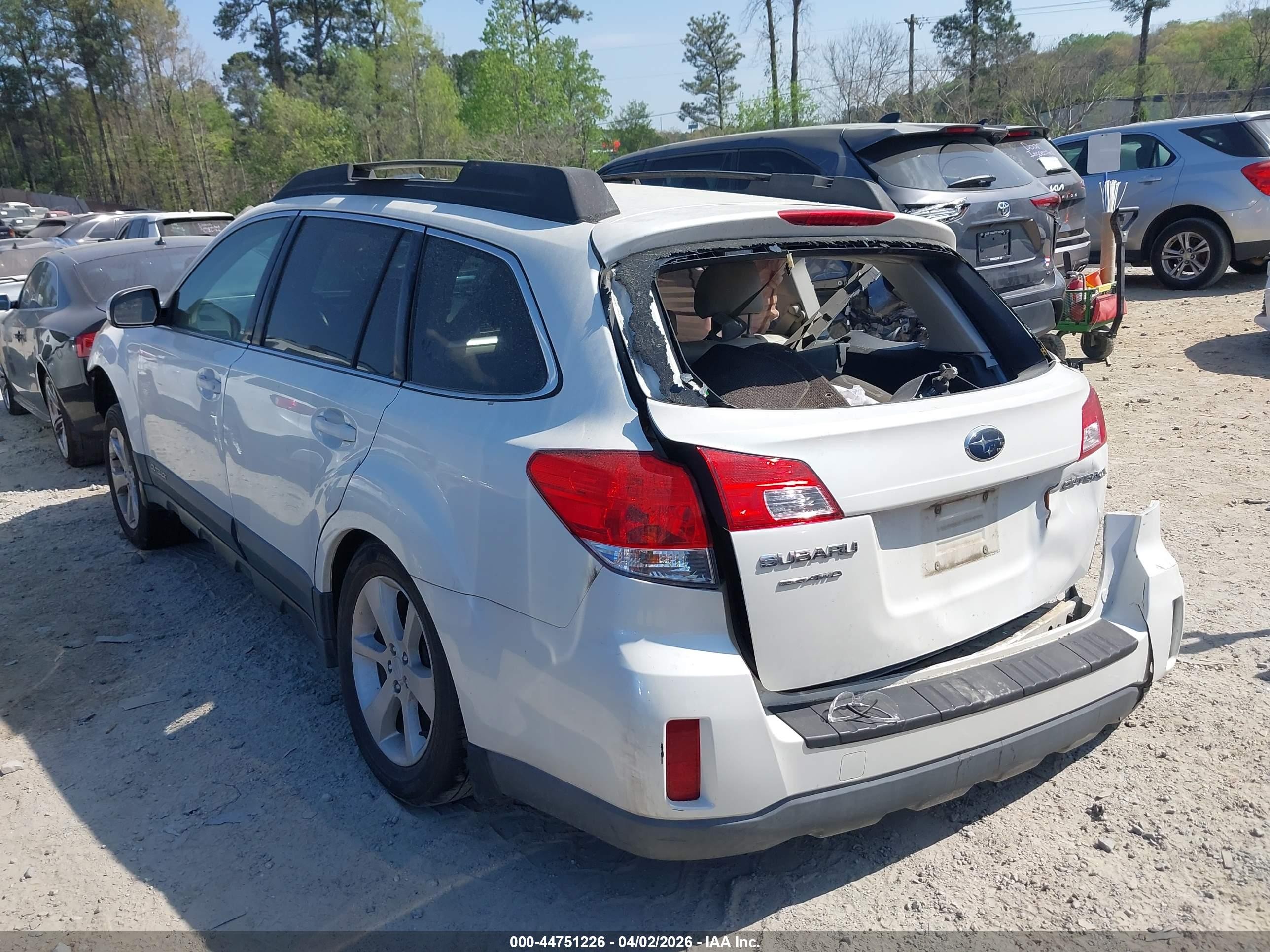 2013 Subaru Outback 2.5i Premium White vin: 4S4BRCCCXD3283299