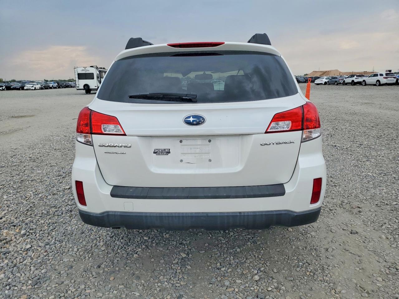 2013 Subaru Outback 2.5i Premium White vin: 4S4BRCCCXD3293637