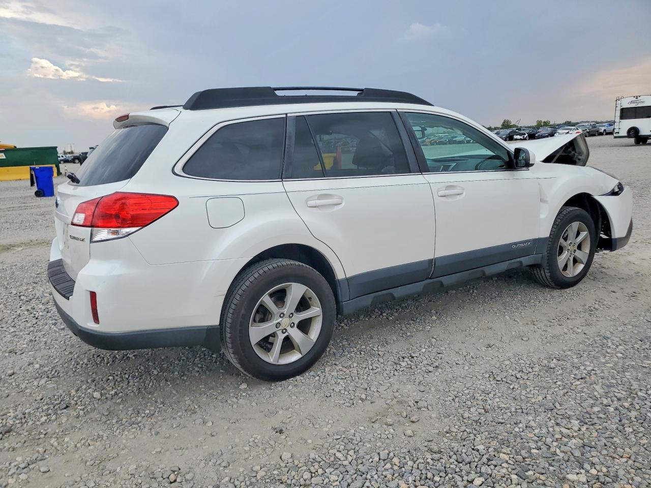 2013 Subaru Outback 2.5i Premium White vin: 4S4BRCCCXD3293637