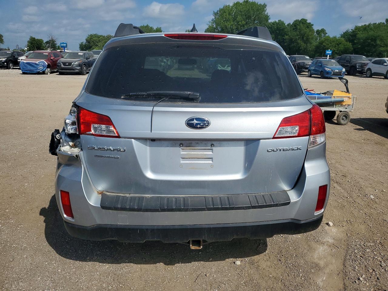 2014 Subaru Outback 2.5i Premium Silver vin: 4S4BRCDC1E3248327