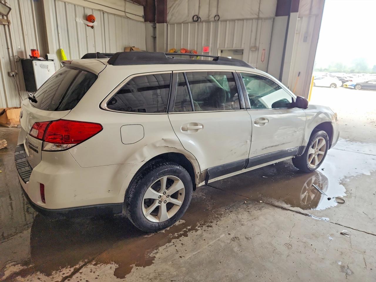 2014 Subaru Outback 2.5i Premium White vin: 4S4BRCDC1E3295003