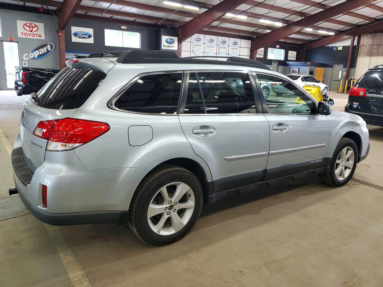 2014 Subaru Outback 2.5i Premium Серебряный vin: 4S4BRCDC9E3206469