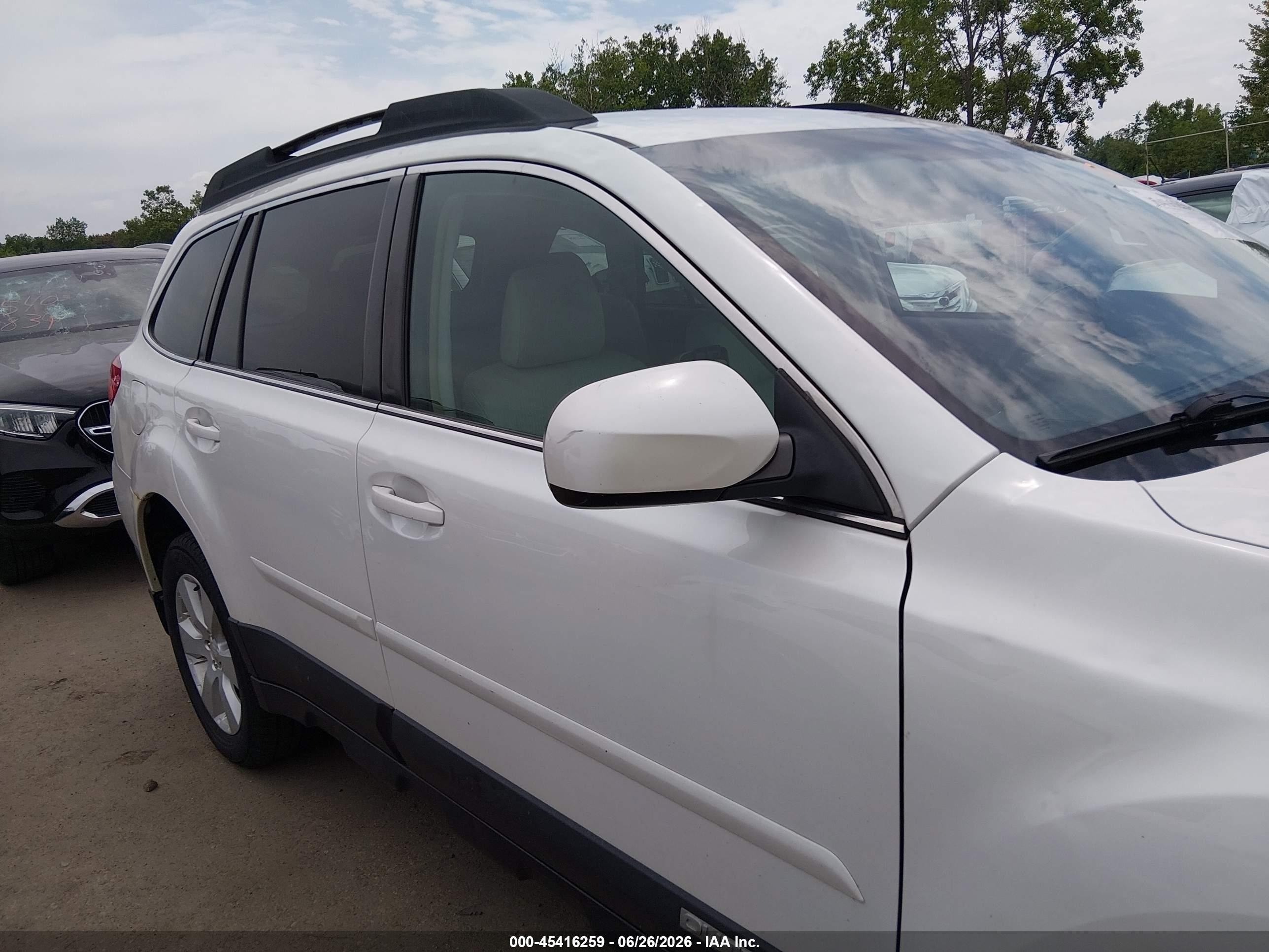 2011 Subaru Outback 2.5i Premium White vin: 4S4BRCFC0B3433848