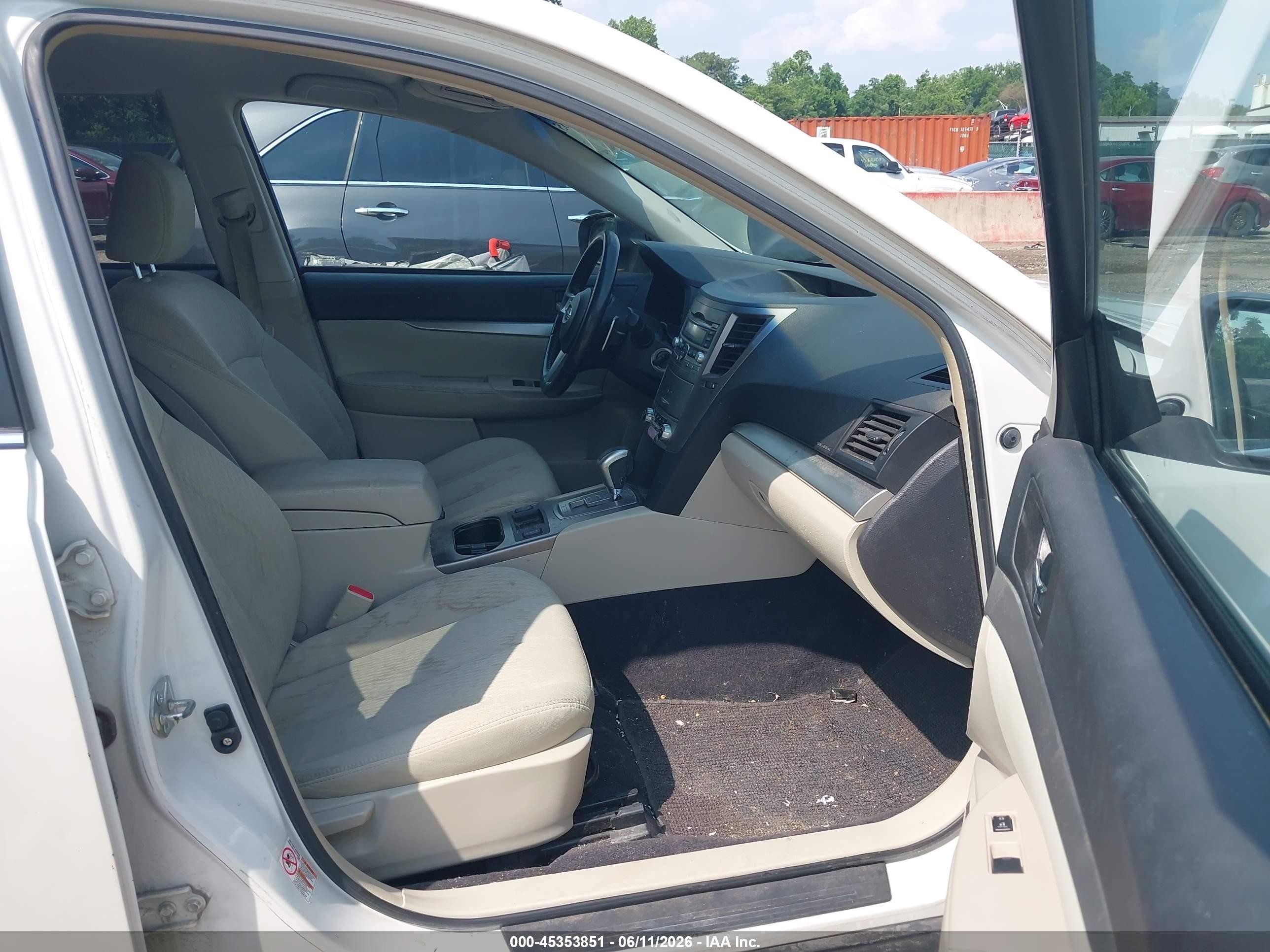 2010 Subaru Outback 2.5i Premium White vin: 4S4BRCFC4A3312271