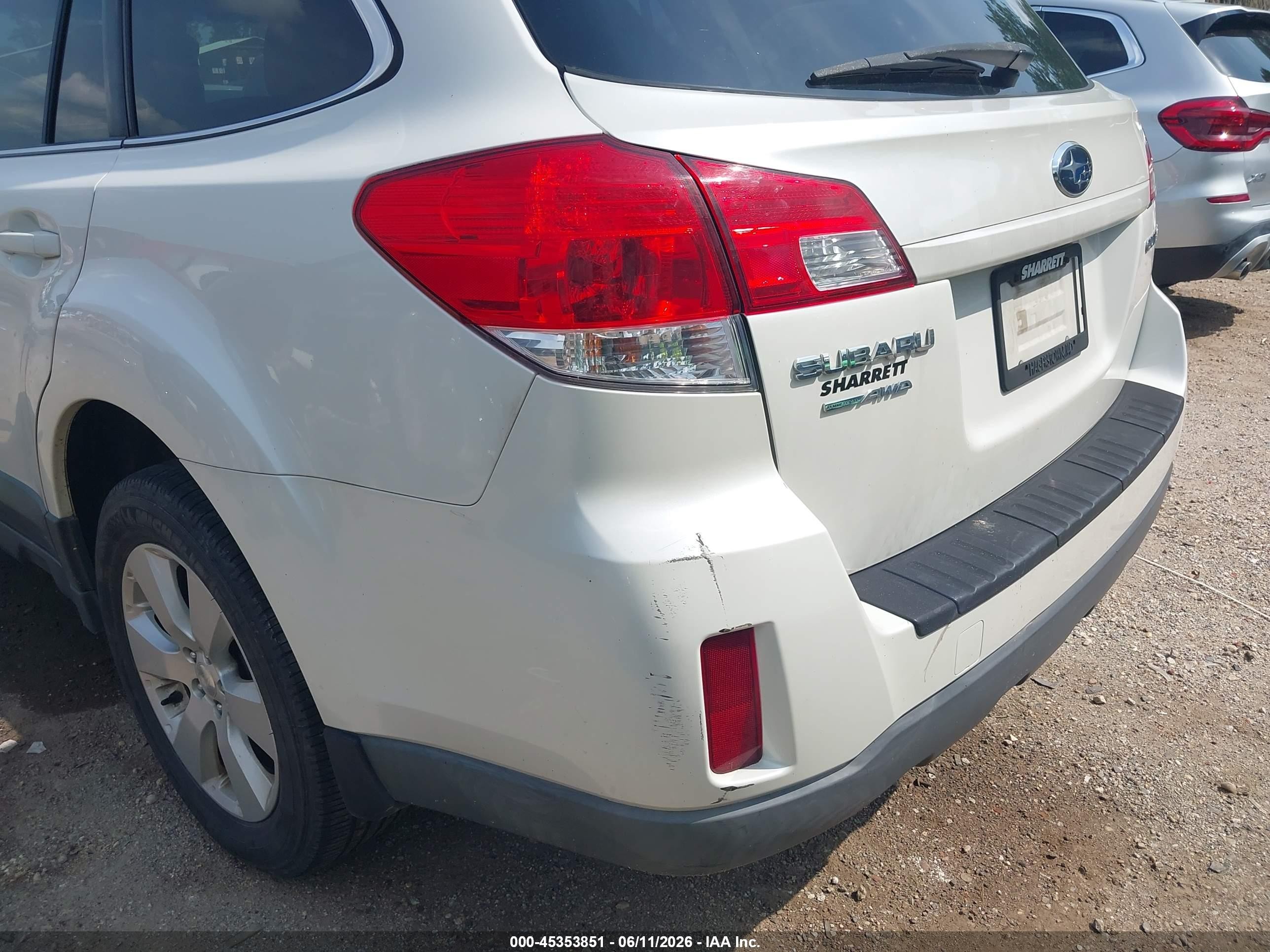2010 Subaru Outback 2.5i Premium White vin: 4S4BRCFC4A3312271