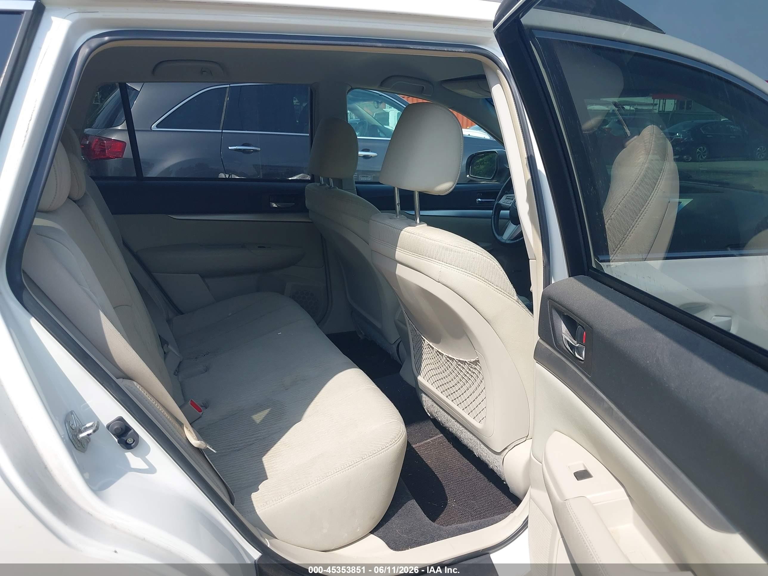 2010 Subaru Outback 2.5i Premium White vin: 4S4BRCFC4A3312271