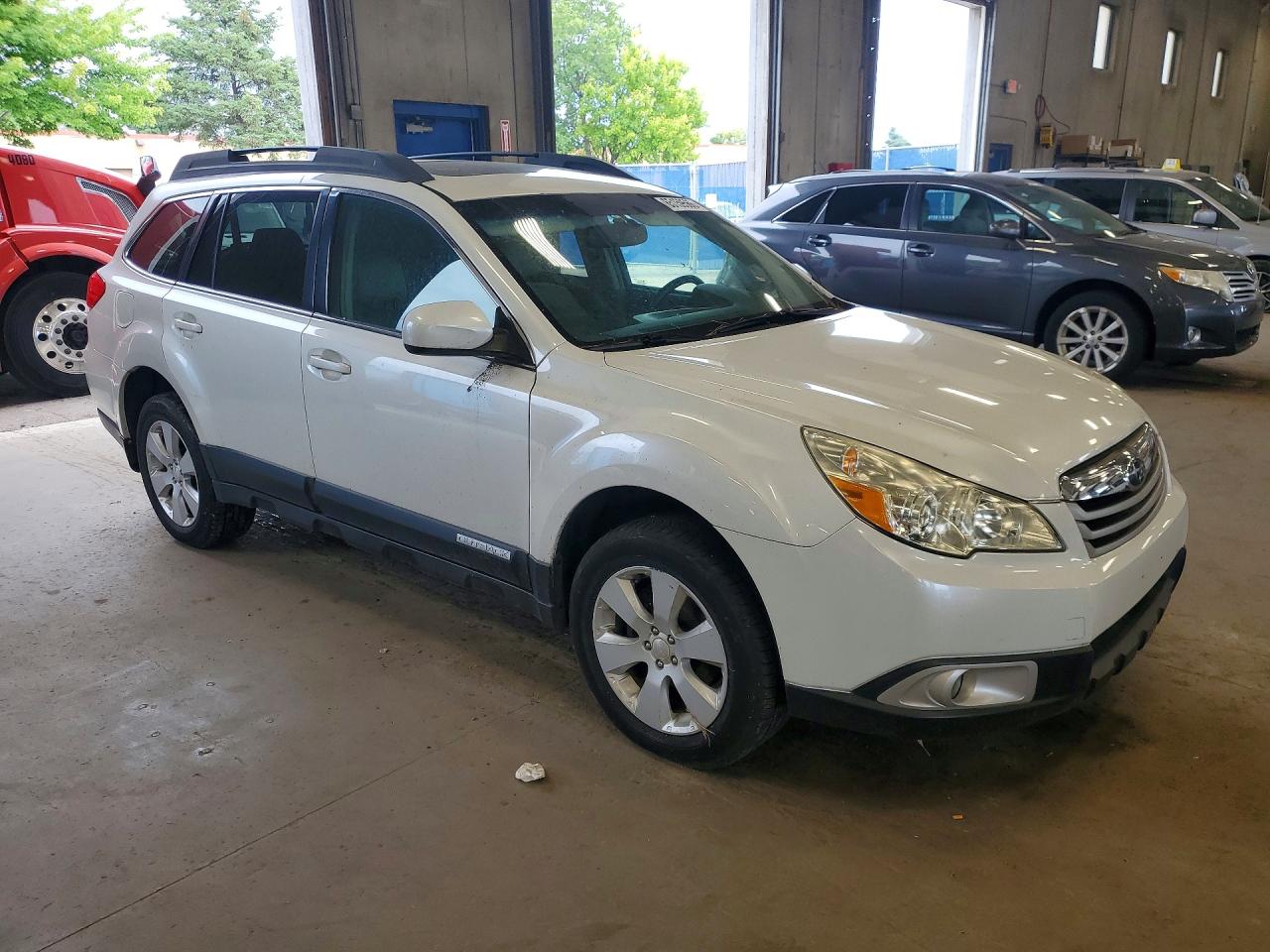 2010 Subaru Outback 2.5i Premium White vin: 4S4BRCGC1A3343332