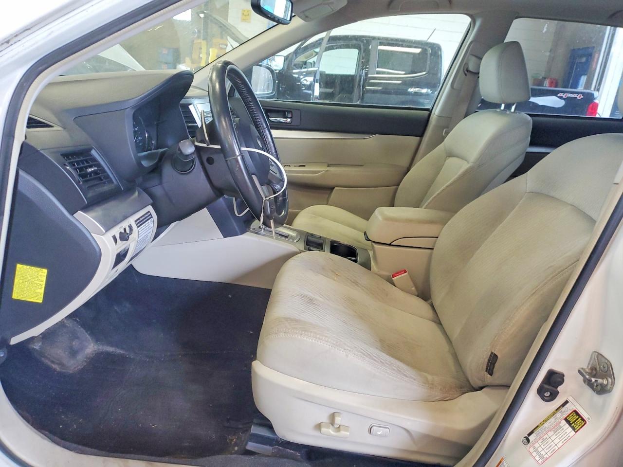 2010 Subaru Outback 2.5i Premium White vin: 4S4BRCGC1A3343332