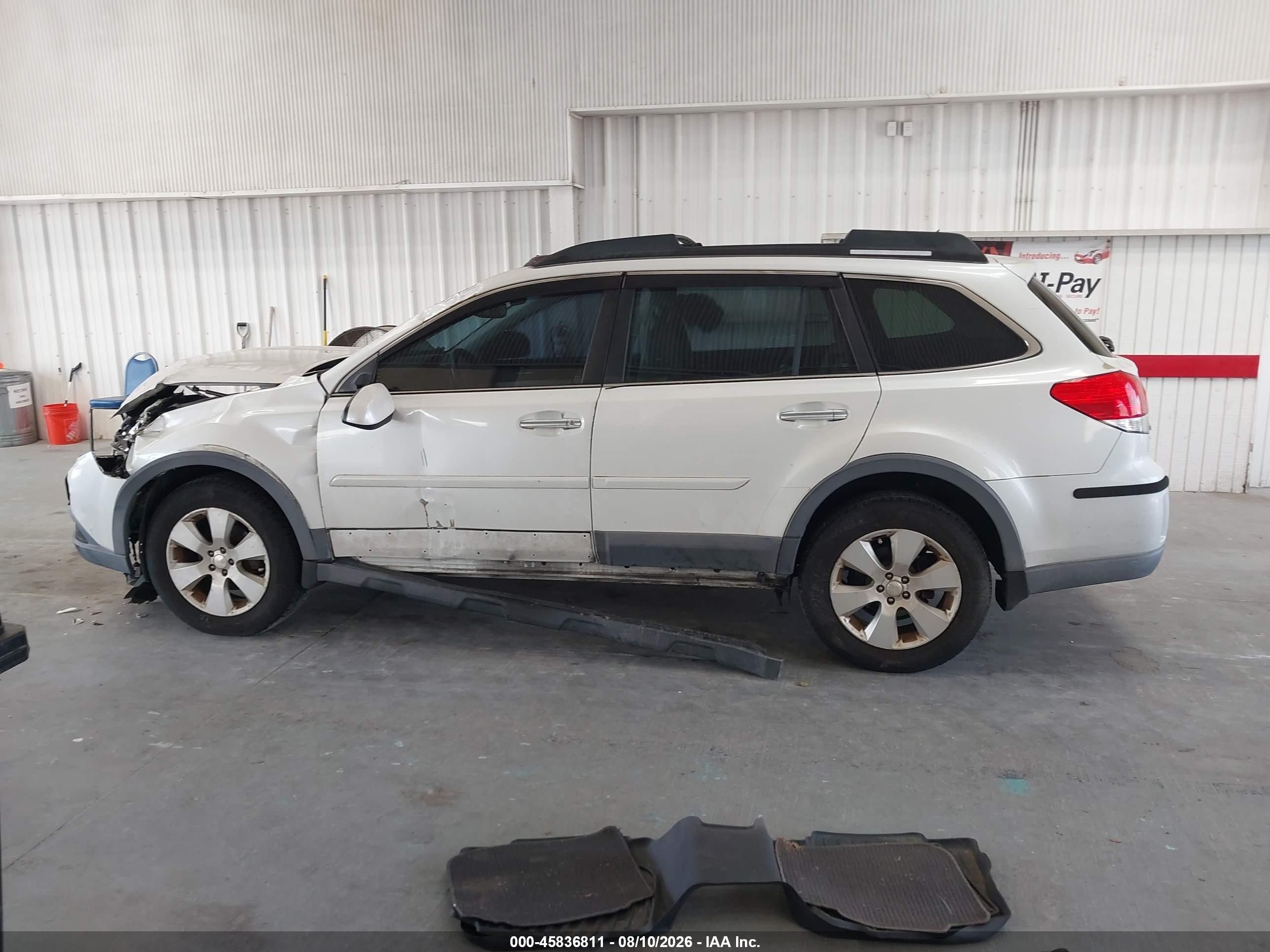2011 Subaru Outback 2.5i Premium White vin: 4S4BRCGC2B3330526