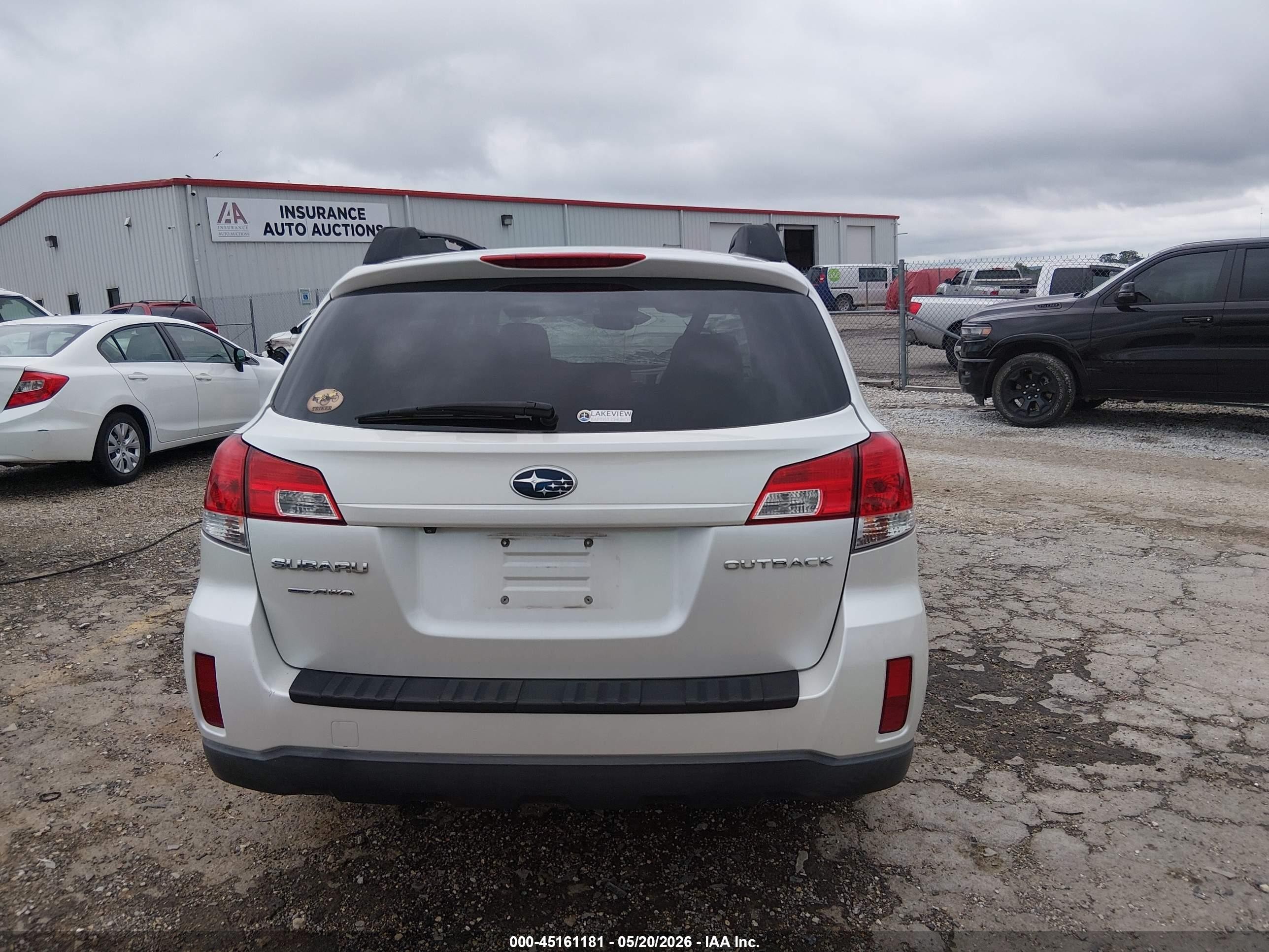 2011 Subaru Outback 2.5i Premium White vin: 4S4BRCGC3B3340675